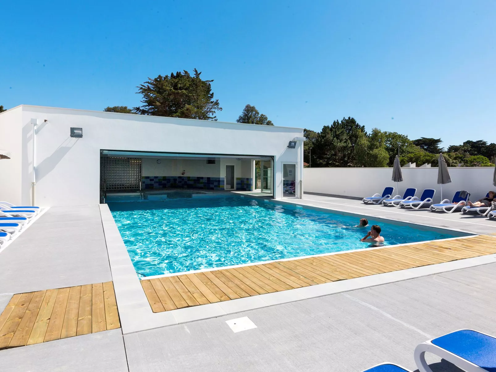 Le Domaine des Pins-Outside