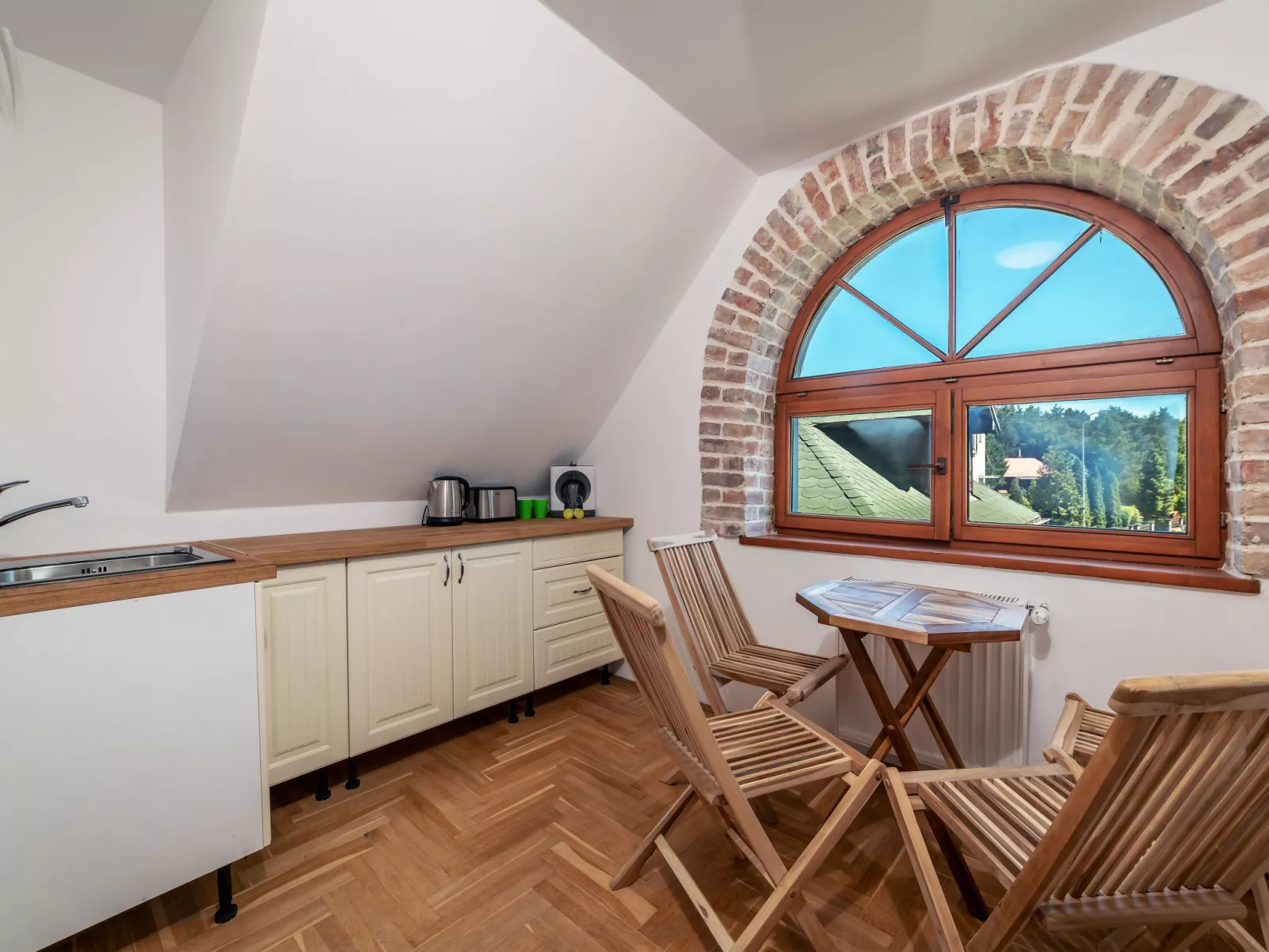 Niezwykły - Drinnen