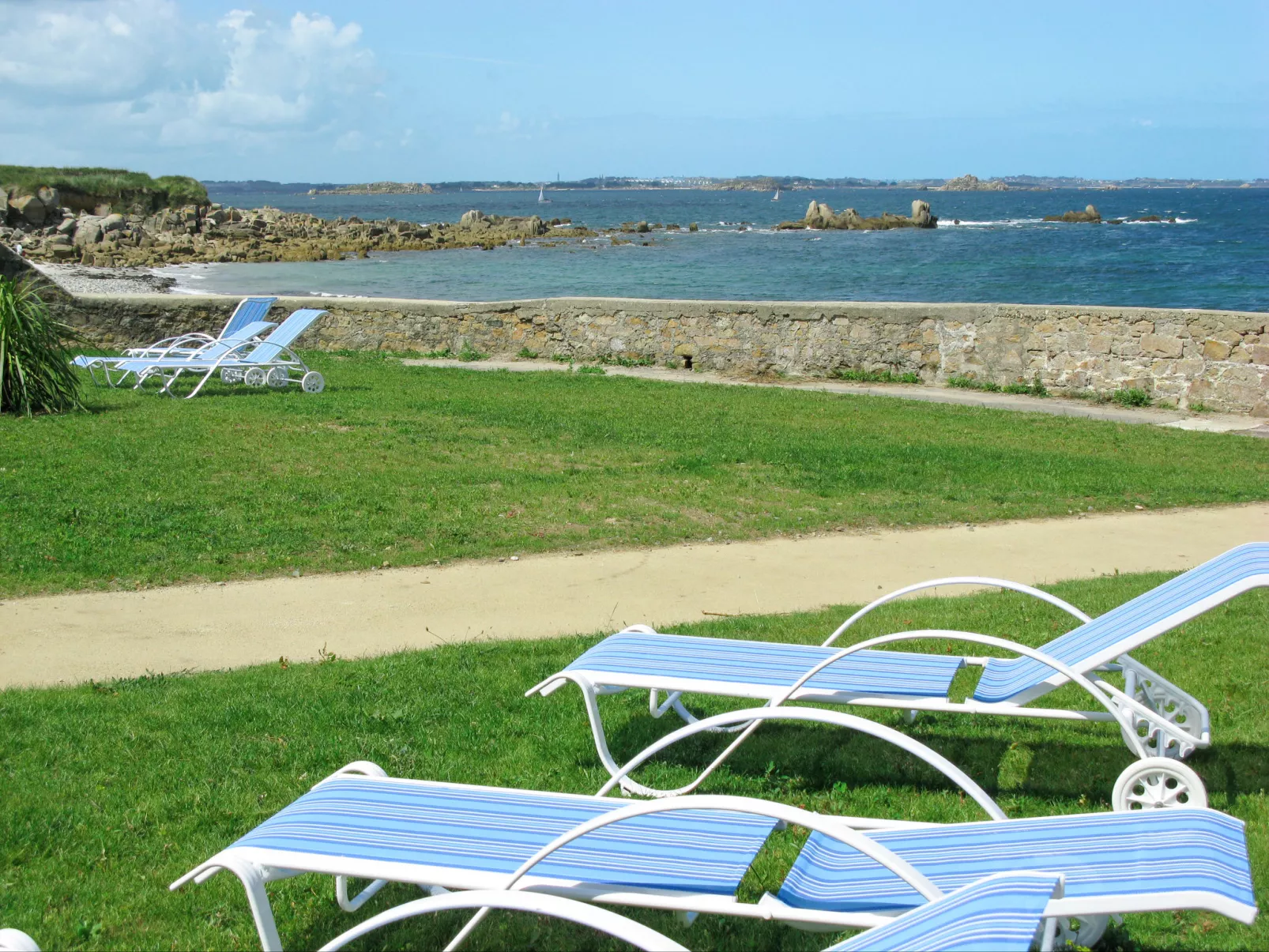 Domaine des Roches Jaunes-Outside
