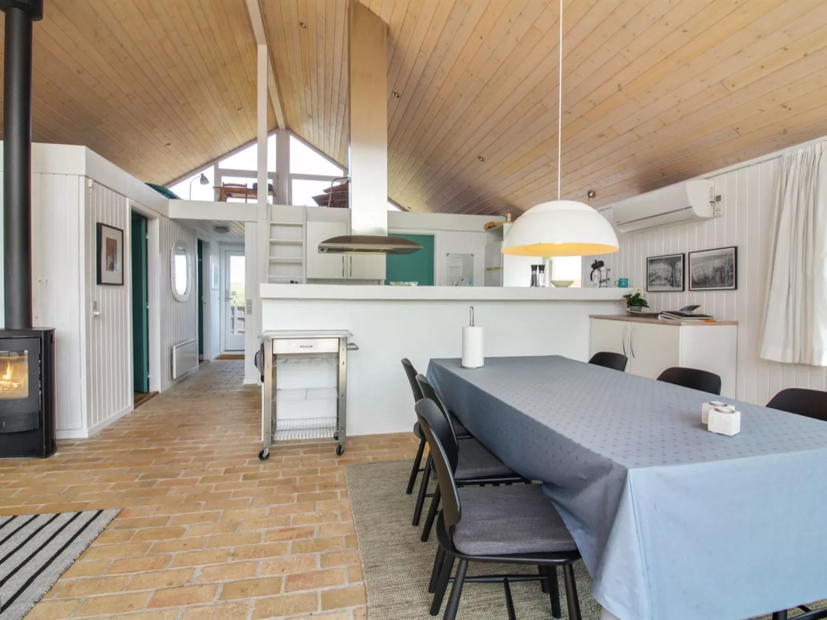 "Harry" - 100m from the sea-Inside