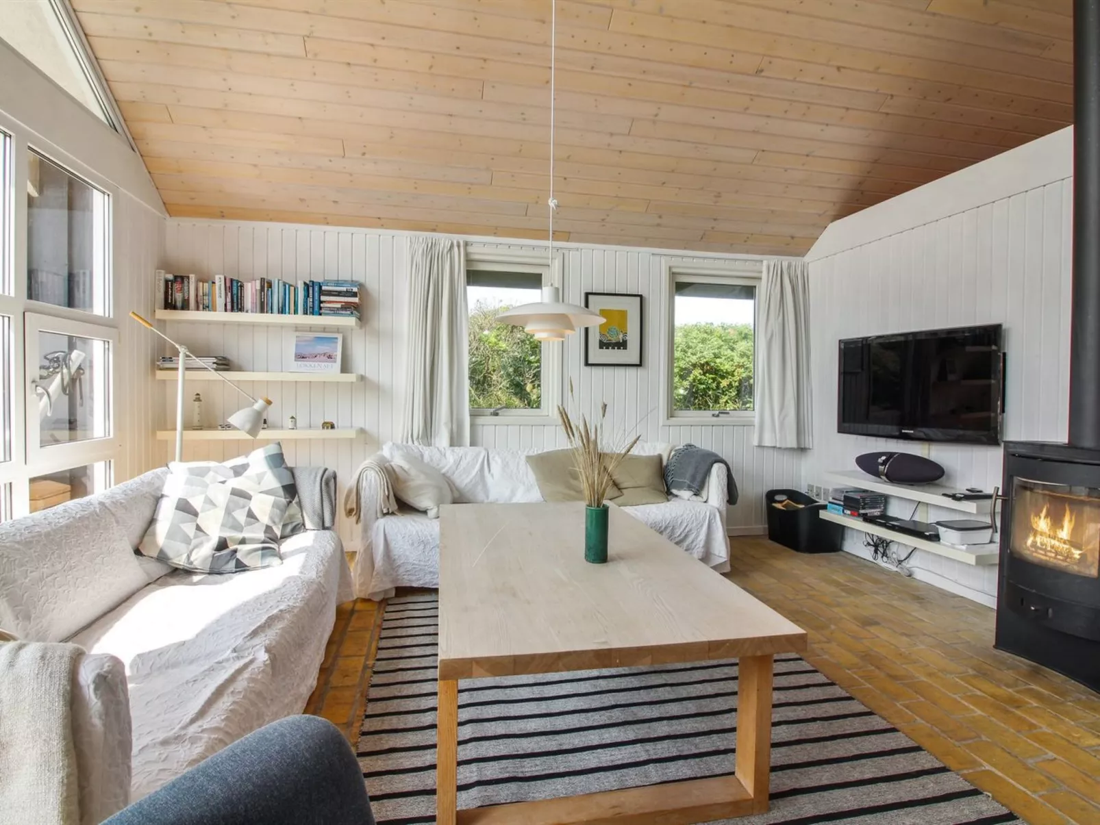 "Harry" - 100m from the sea-Inside