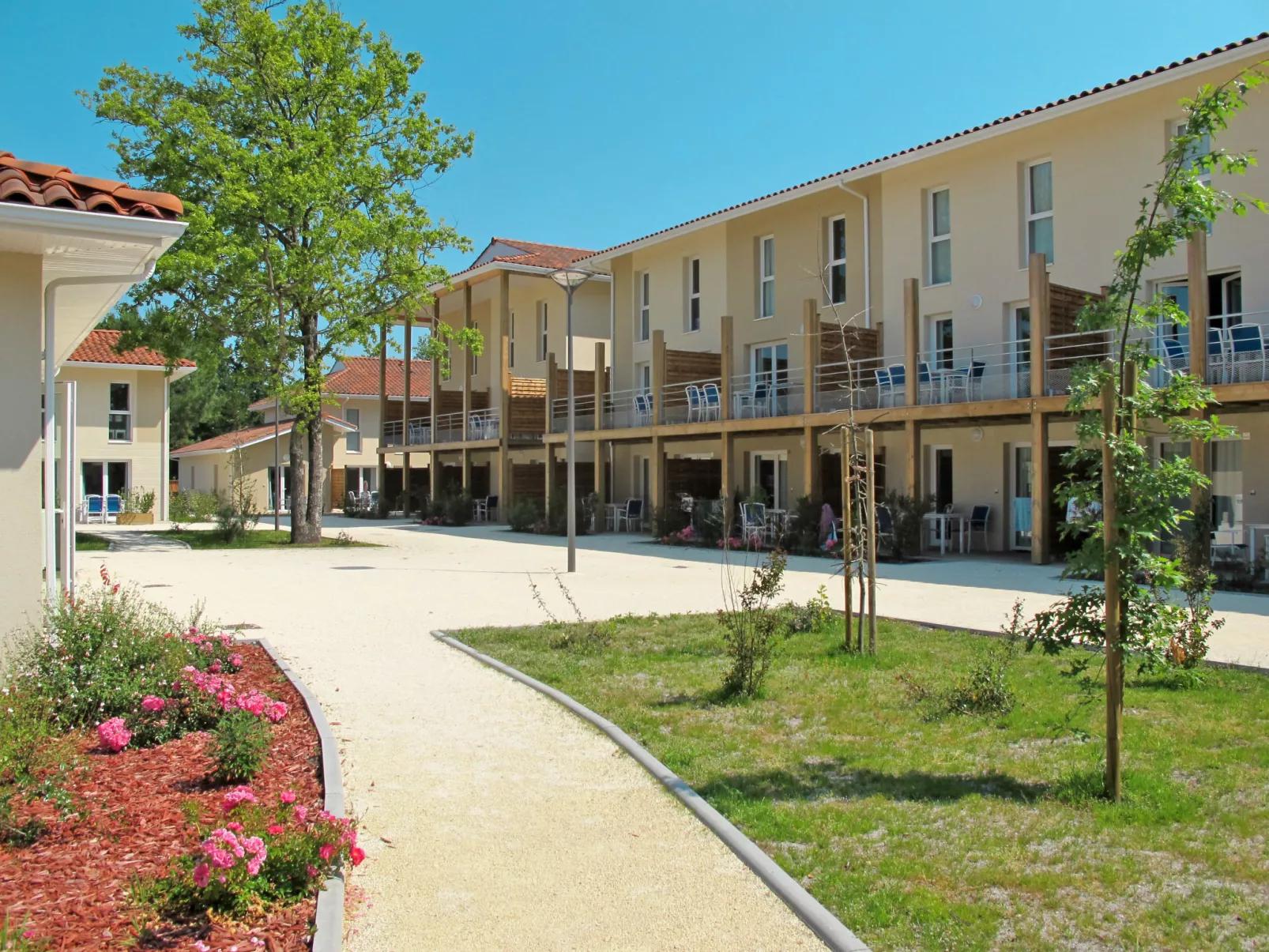 Le Petit Pont-Outside
