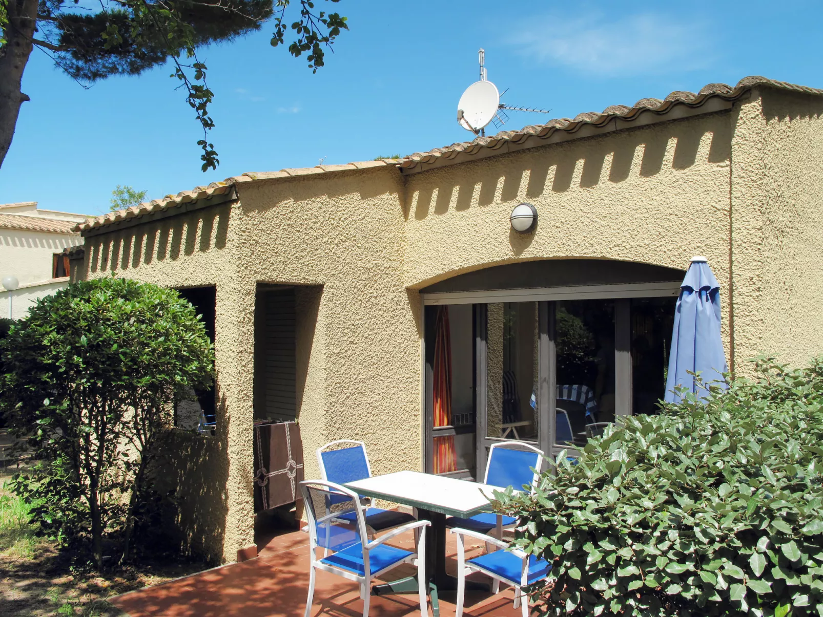Saint Loup-Outside