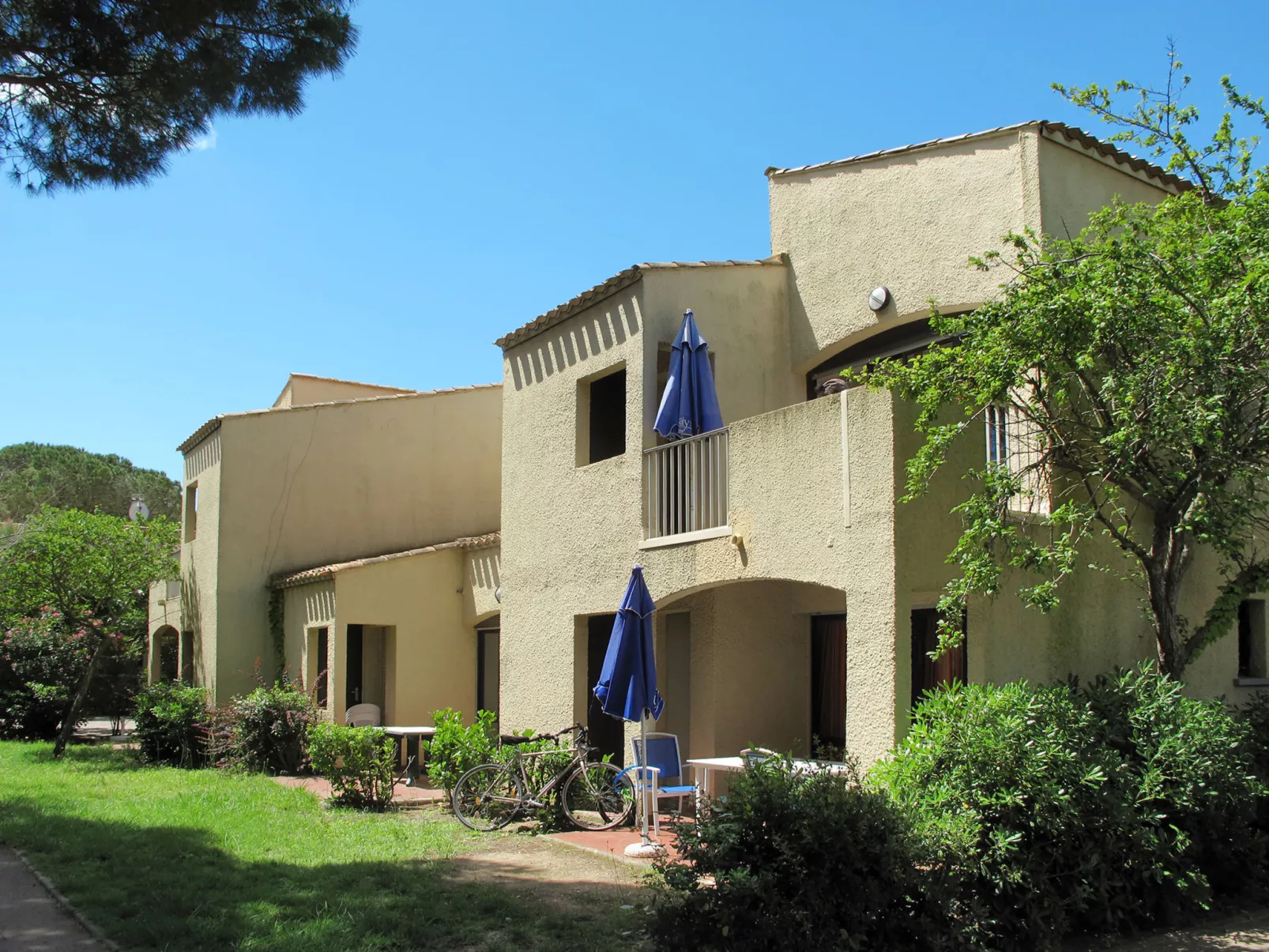 Saint Loup-Outside