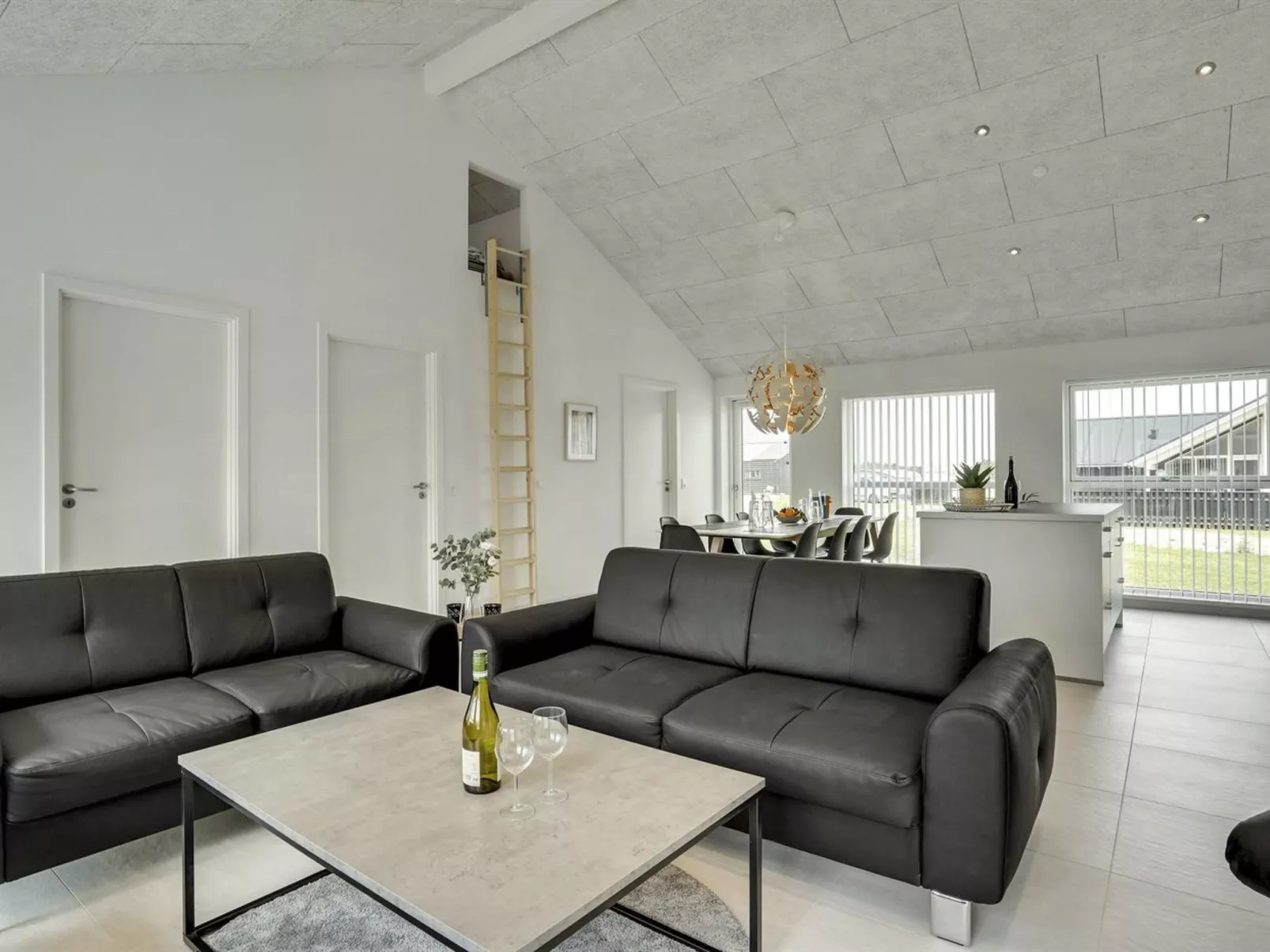 "Edgar" - 1.5km from the sea-Inside