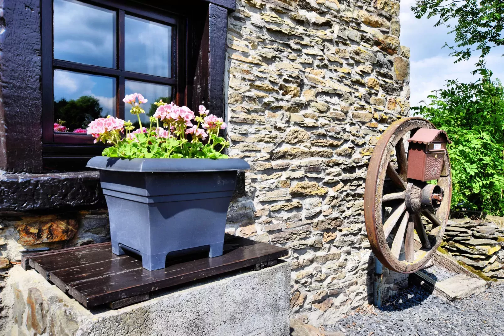 Maison des Contes-Exterior summer