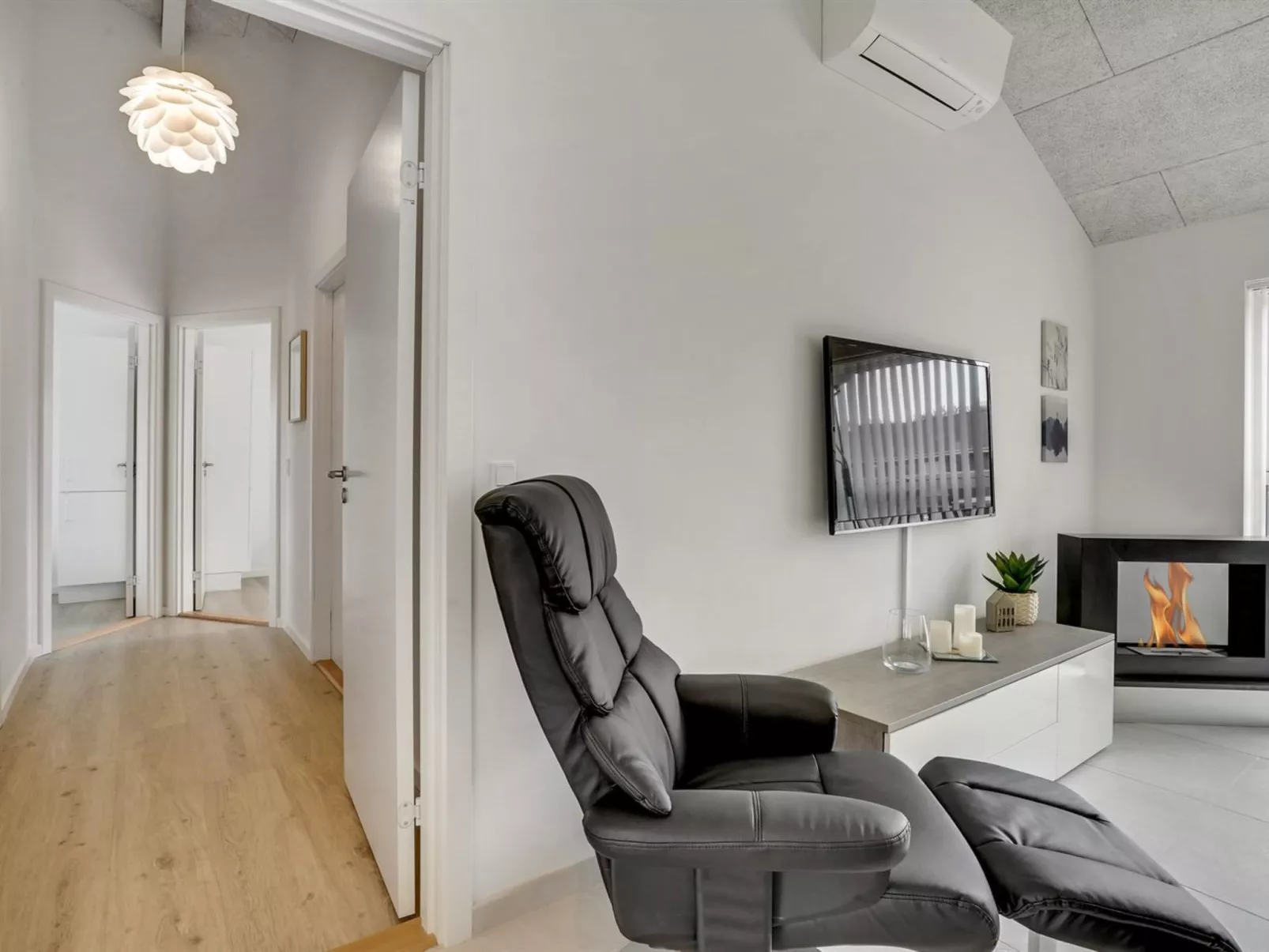 "Edgar" - 1.5km from the sea-Inside