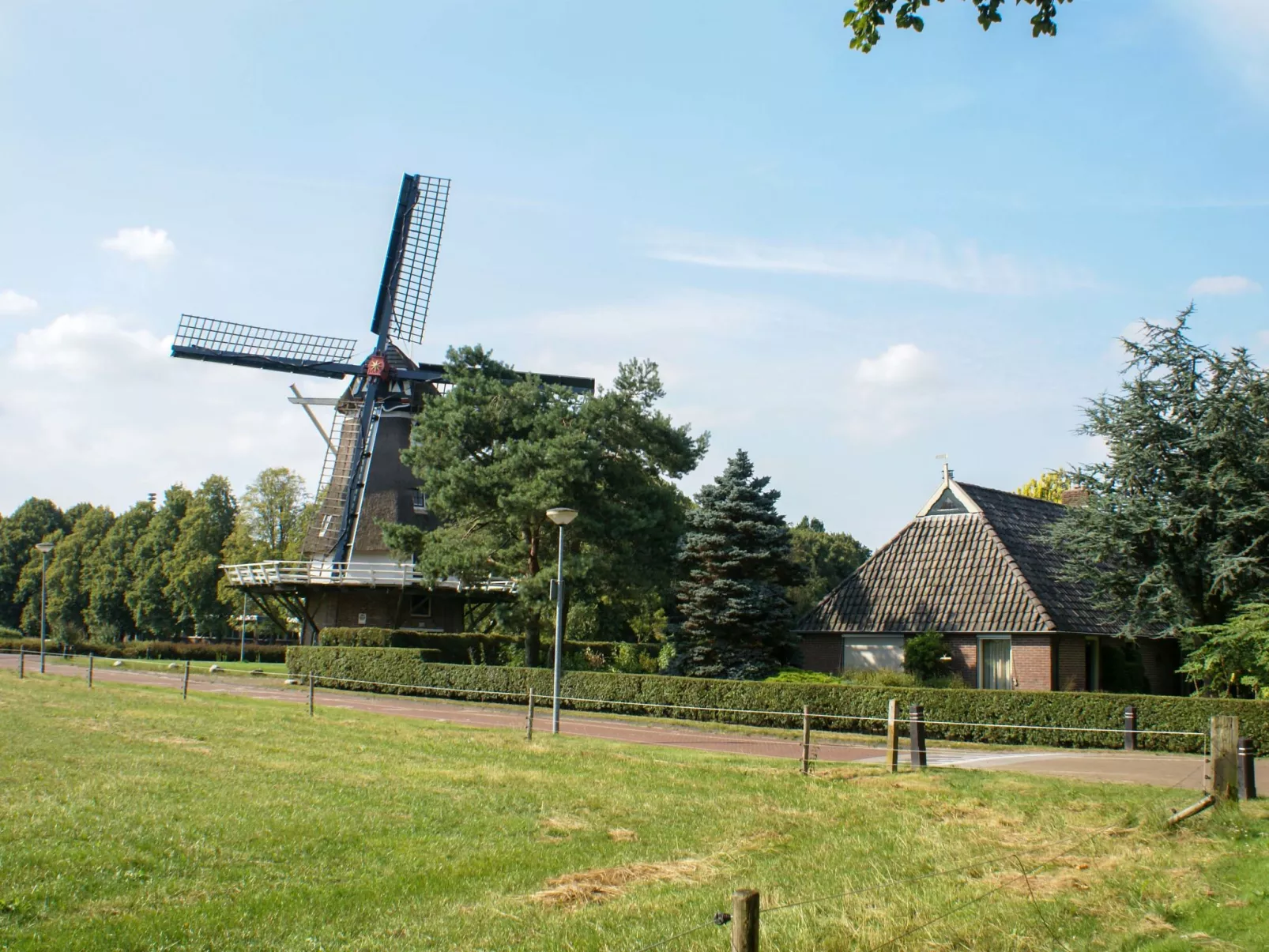 Onder De Eiken-Outside