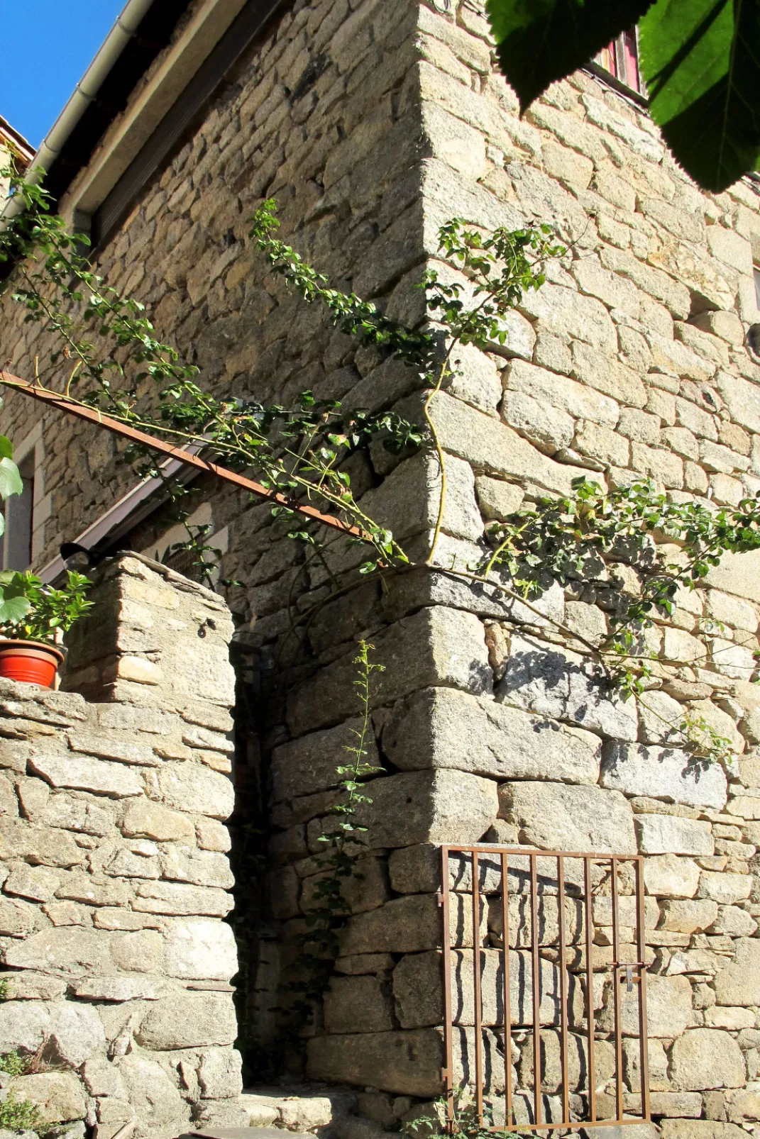 Le Rouge Borne-Outside