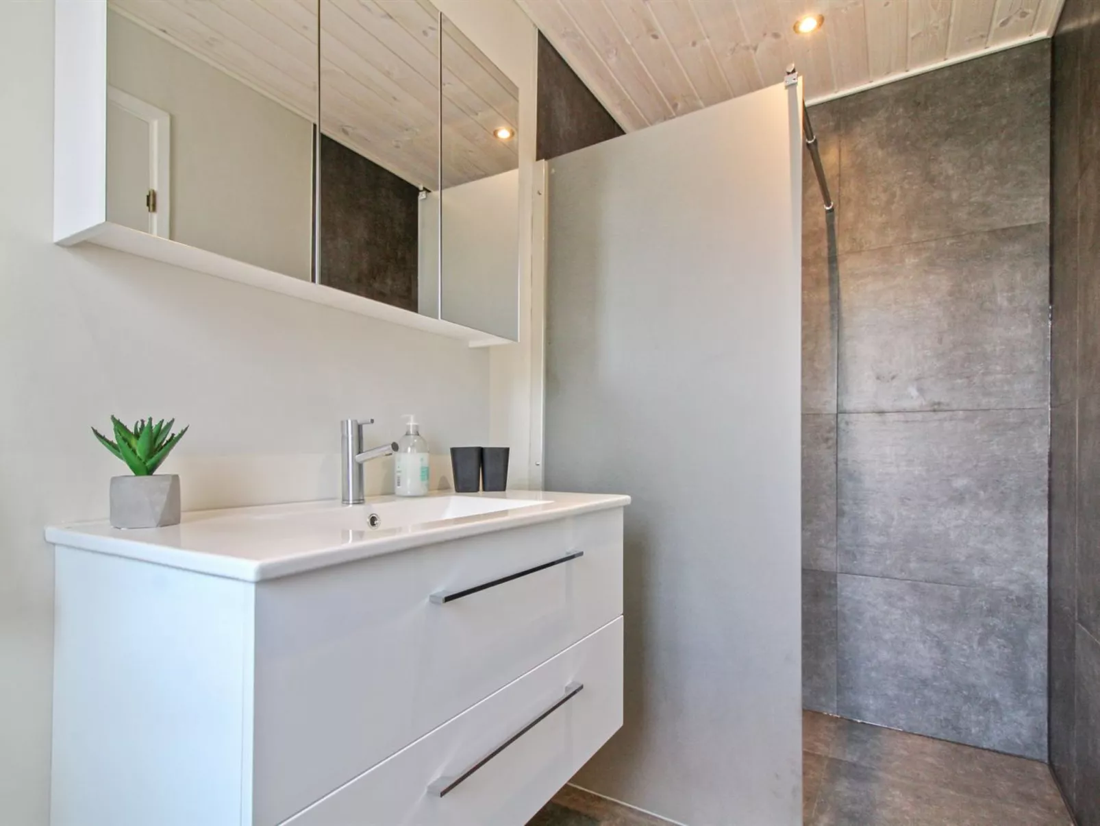 "Clemence" - 900m from the sea-Inside