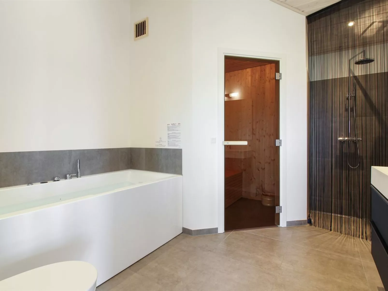 "Fannie" - 250m from the sea-Inside