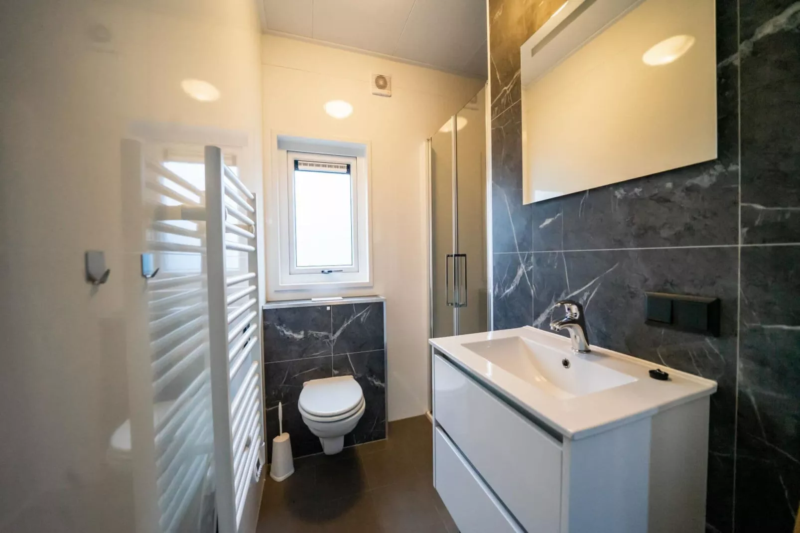 Resort De Koog-Bathroom