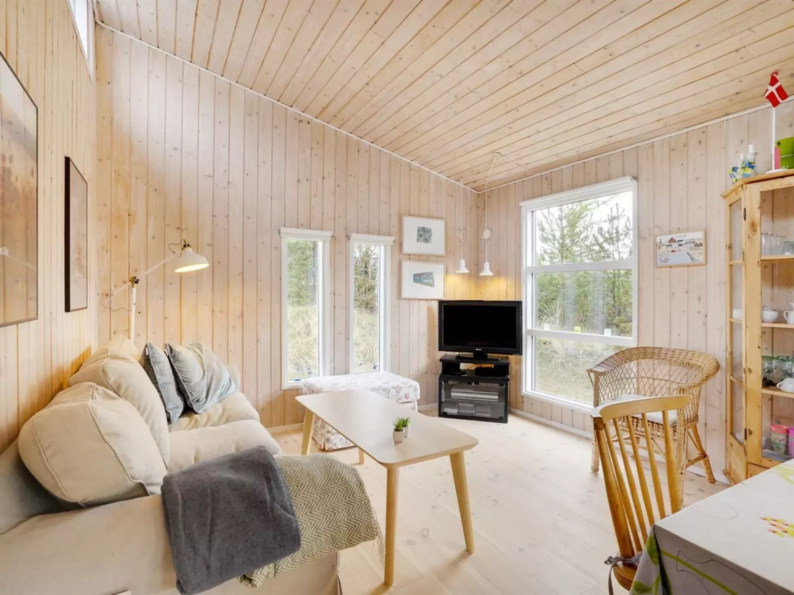 "Eroll" - 1.8km from the sea-Inside