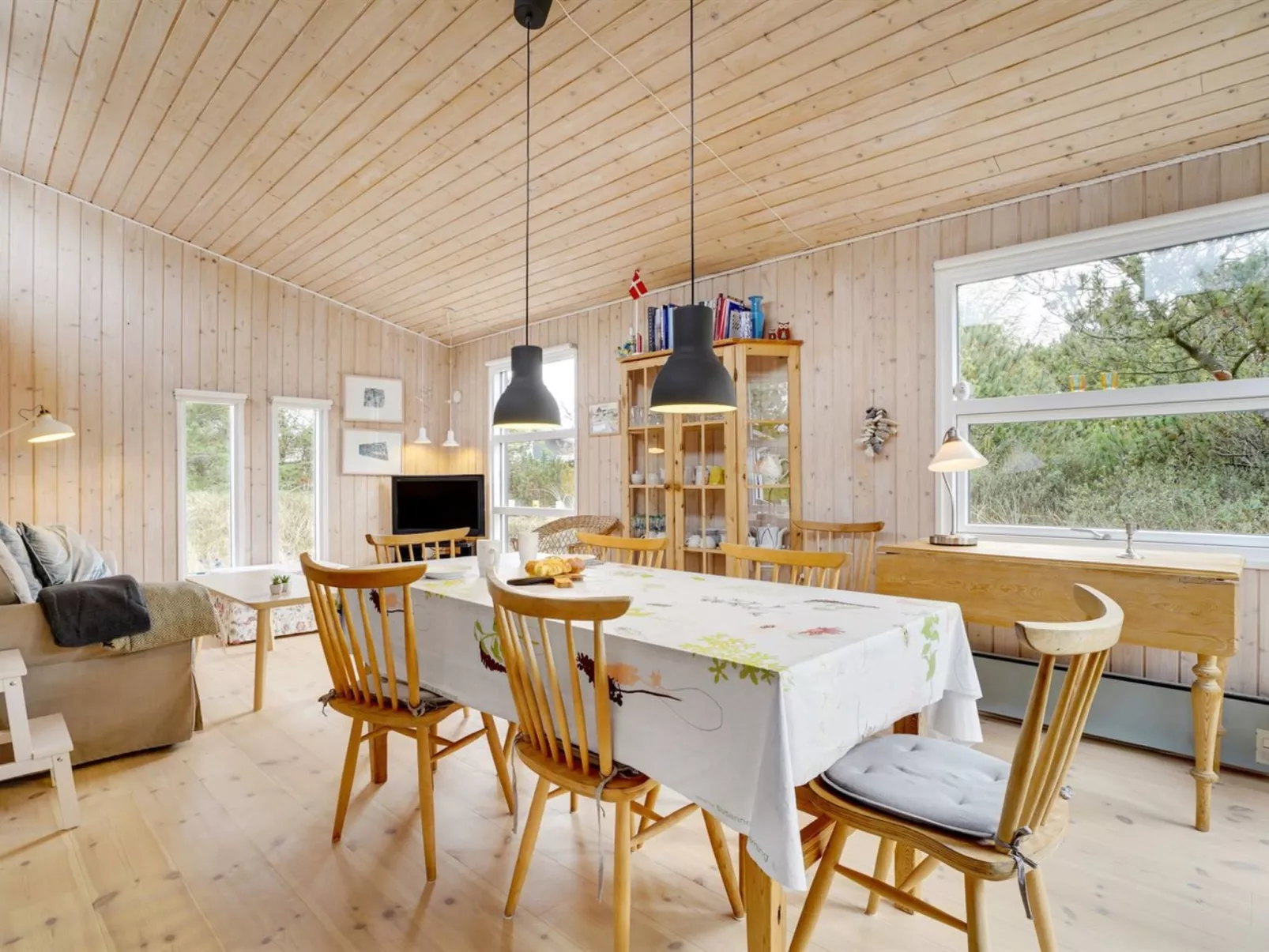 "Eroll" - 1.8km from the sea-Inside