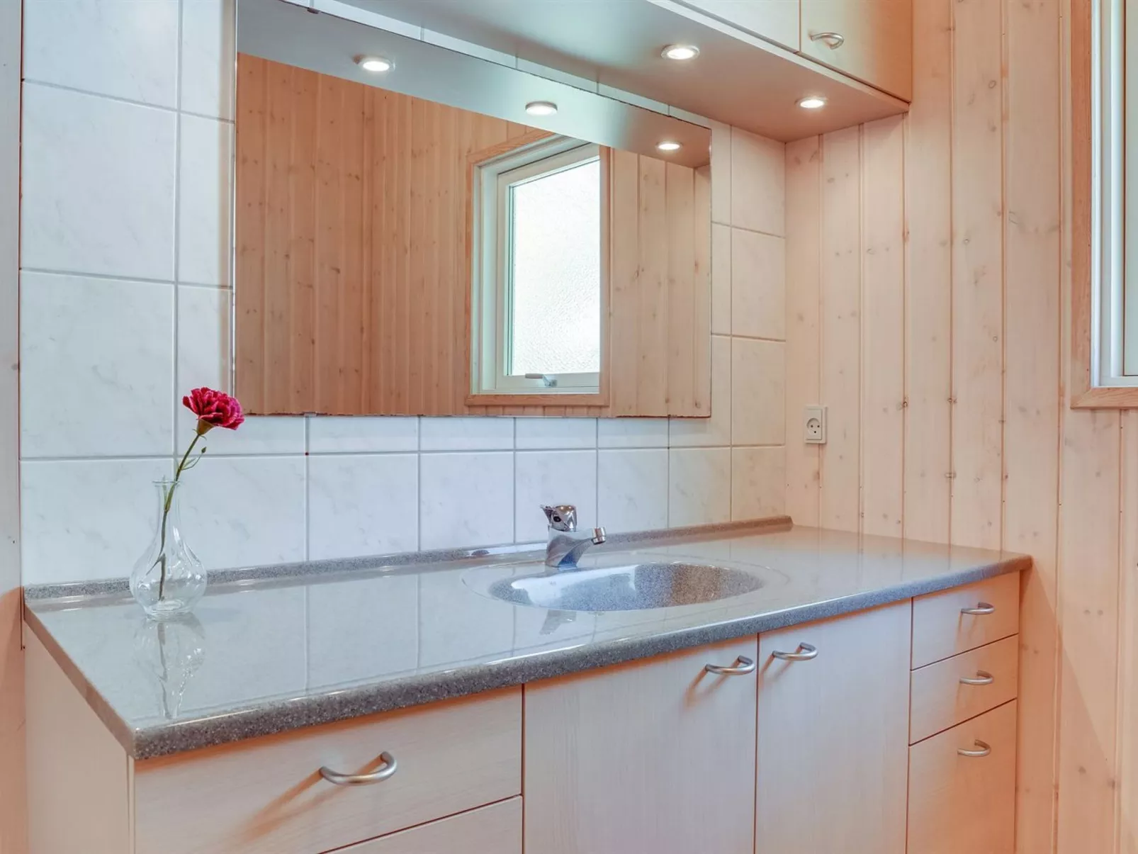 "Hwit" - 300m from the sea-Inside