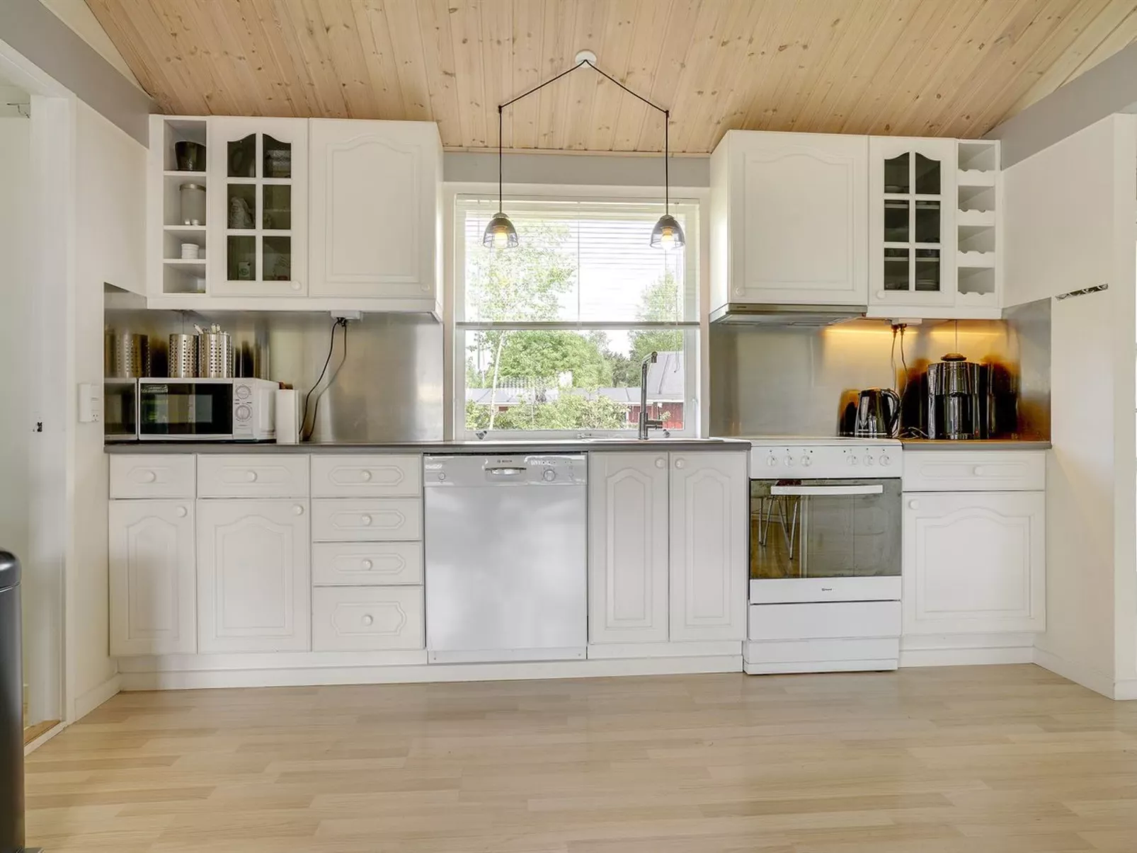 "Clarabelle" - 700m from the sea-Drinnen