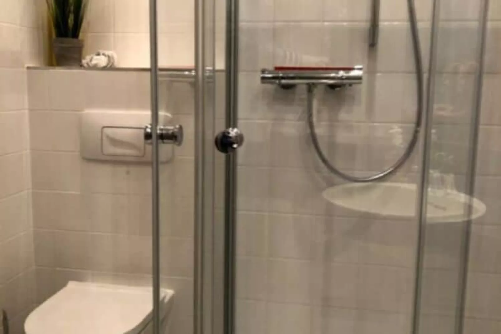 EG Links Haus 4 Nr 9-Badezimmer