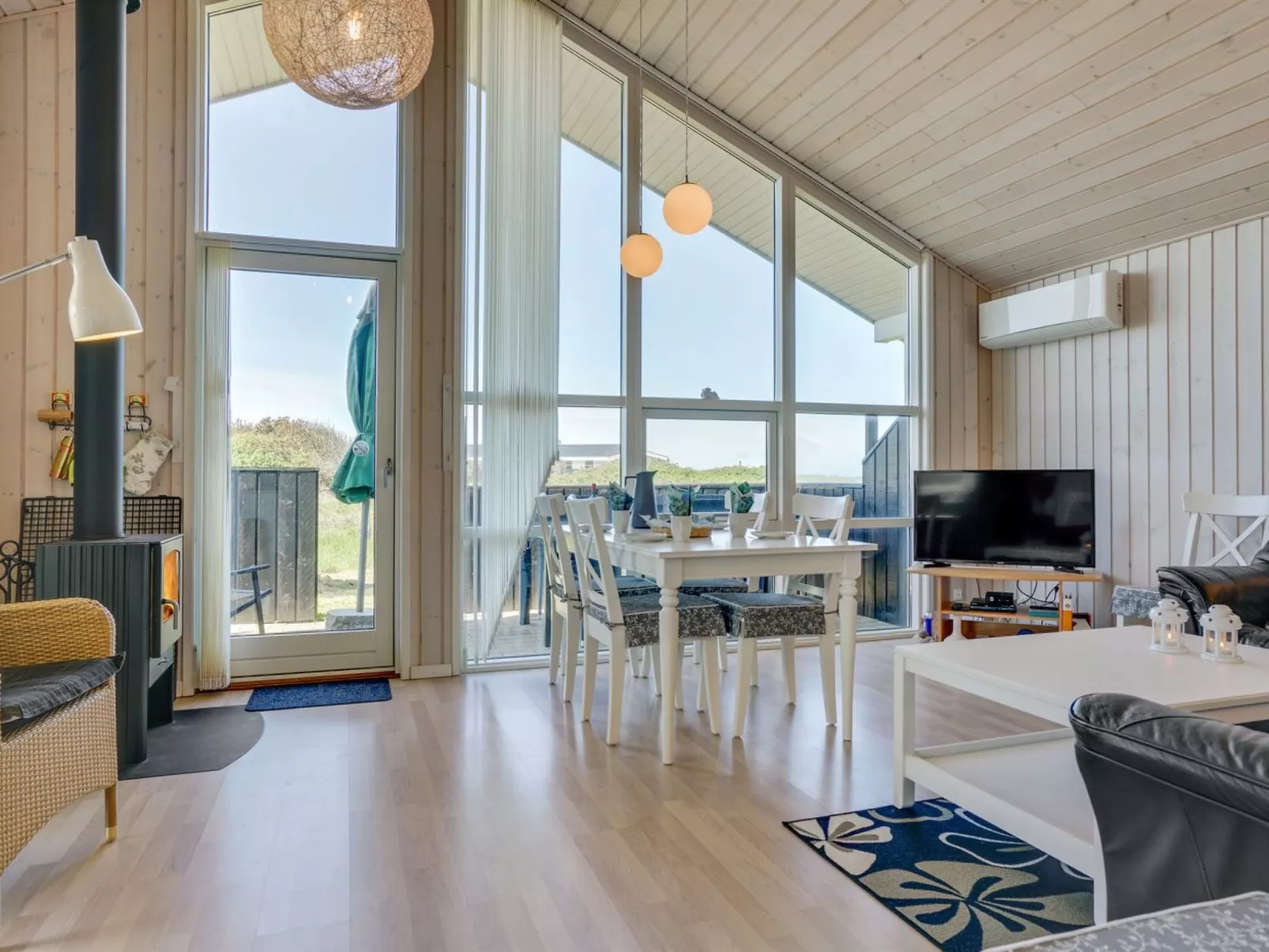 "Hubert" - 150m from the sea-Dedans