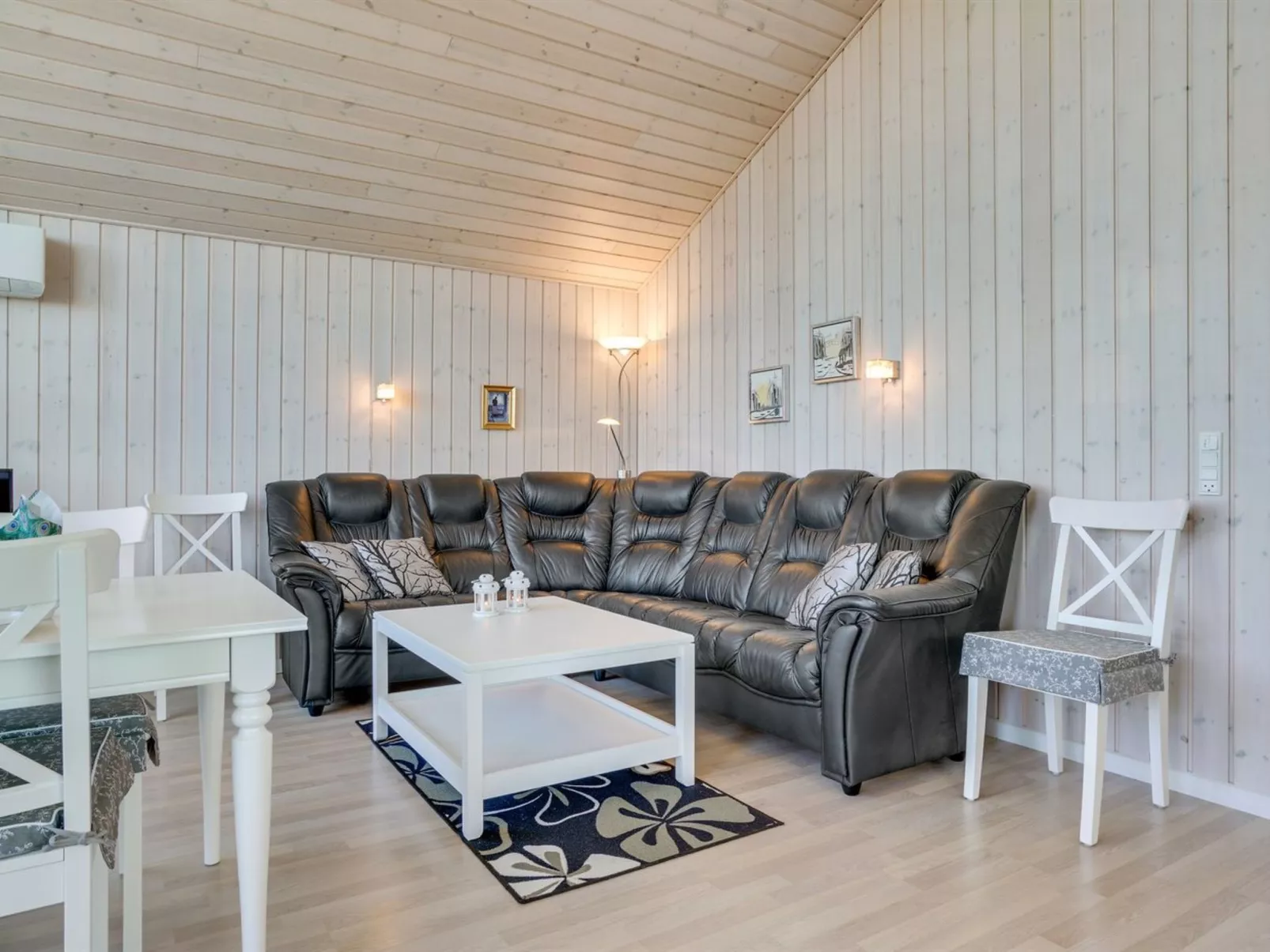 "Hubert" - 150m from the sea-Dedans