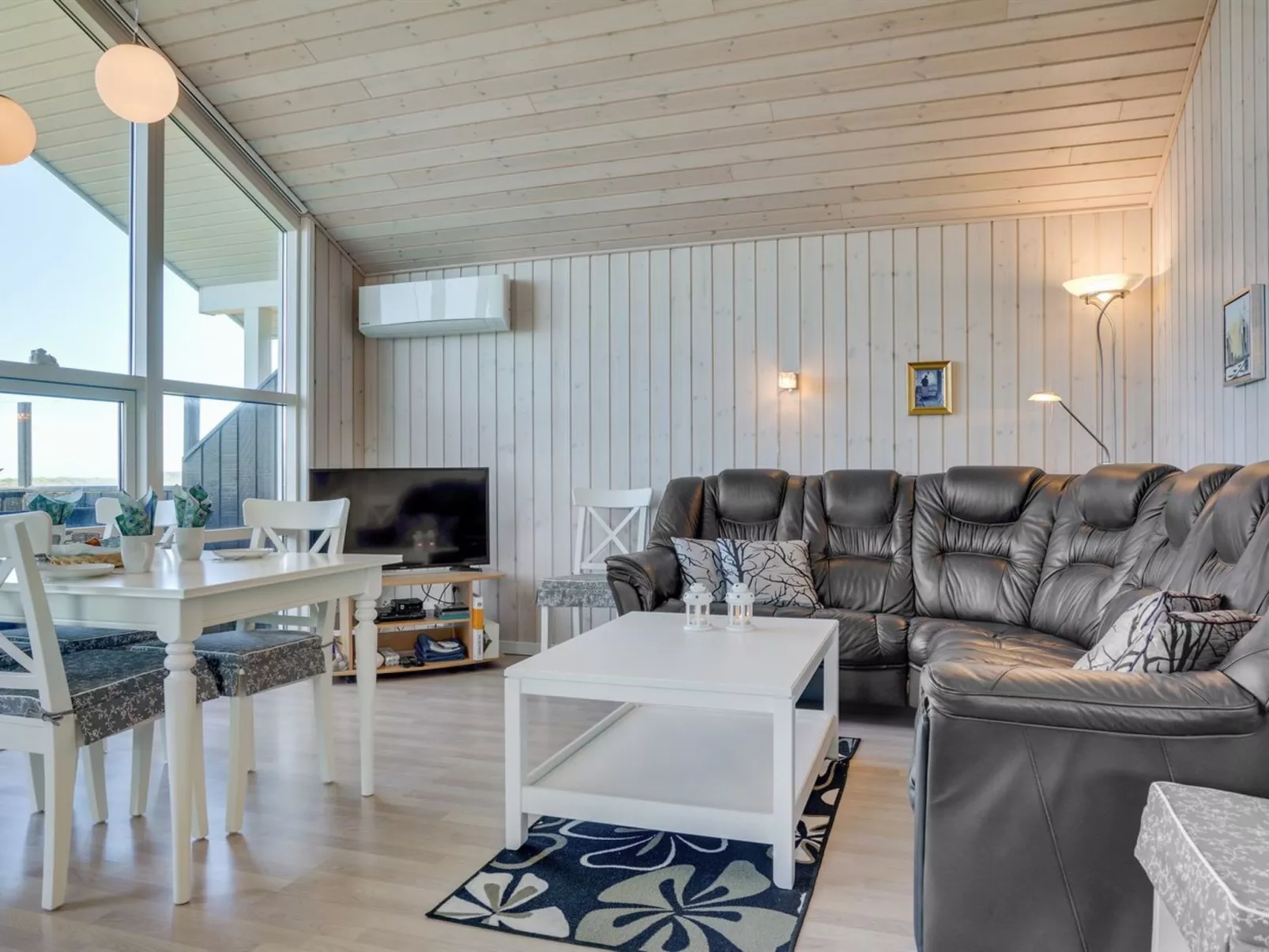 "Hubert" - 150m from the sea-Dedans