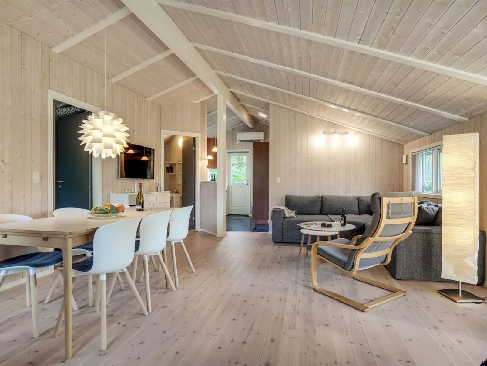 "Barnet" - 2.2km from the sea-Inside