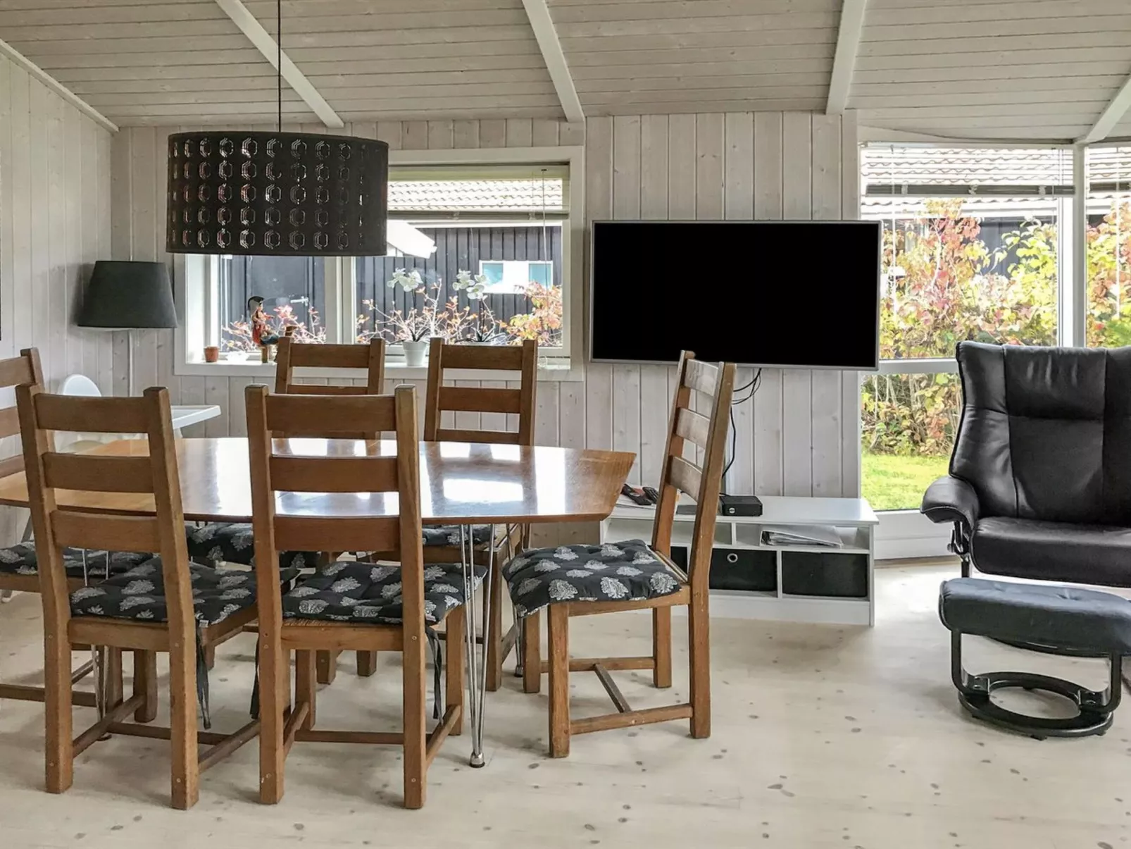"Birtir" - 1.2km from the sea-Inside