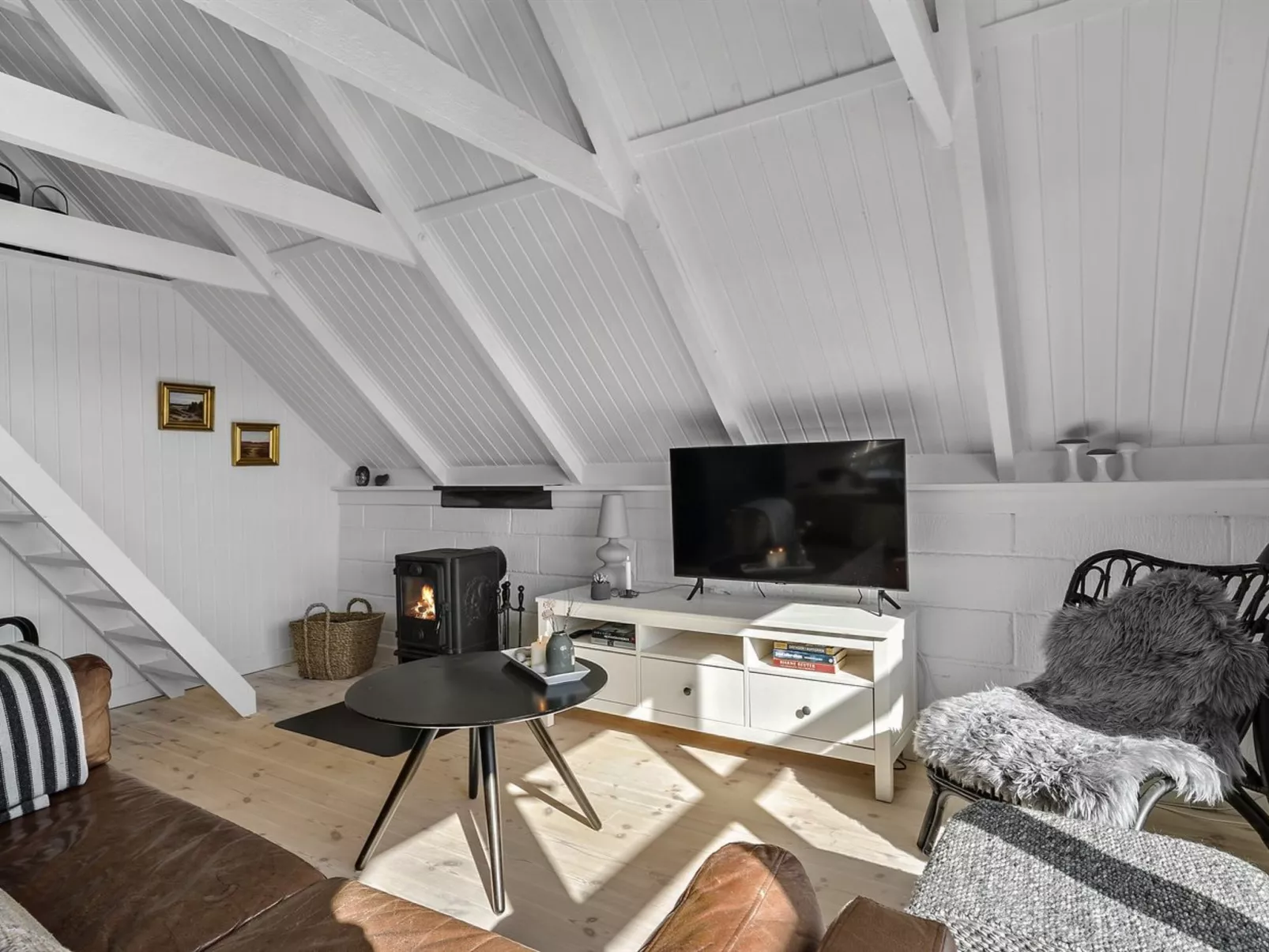 "Hen" - 400m from the sea-Inside