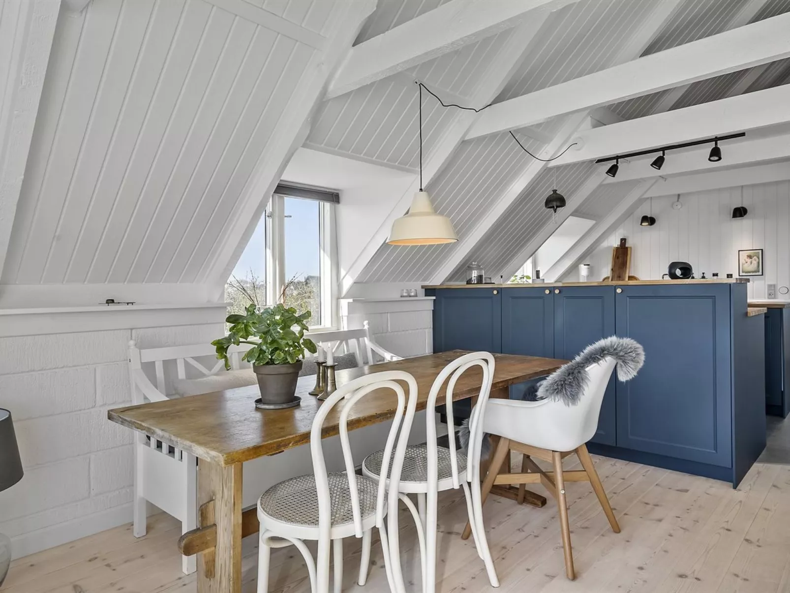 "Hen" - 400m from the sea-Inside