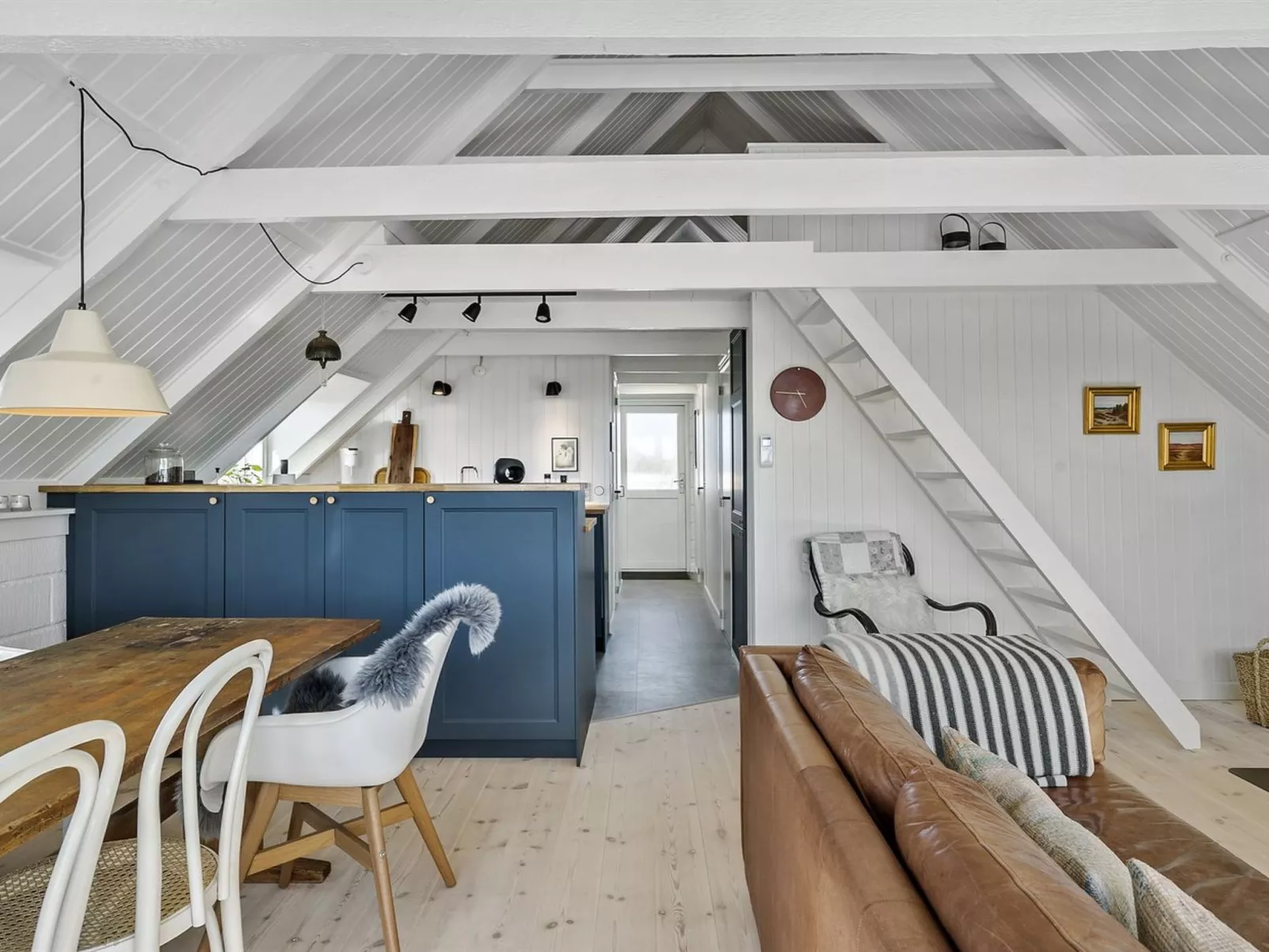 "Hen" - 400m from the sea-Inside