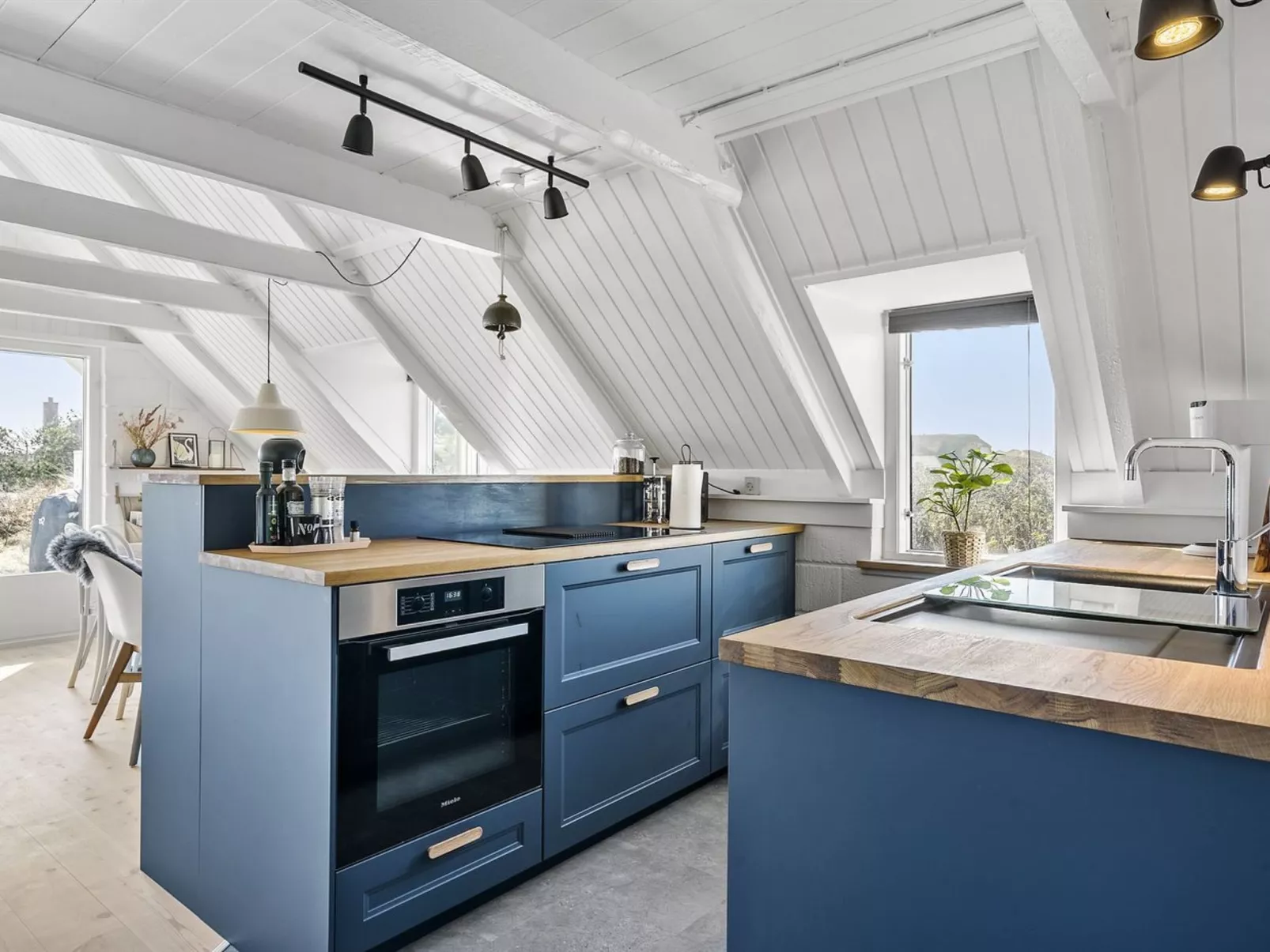 "Hen" - 400m from the sea-Inside