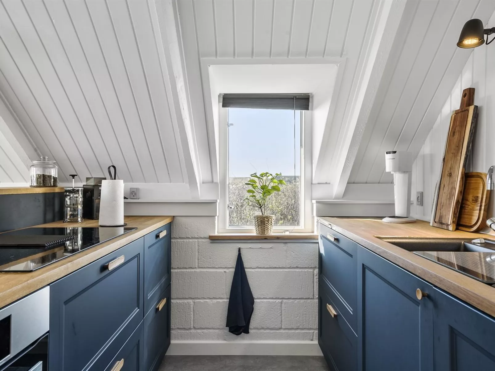"Hen" - 400m from the sea-Inside