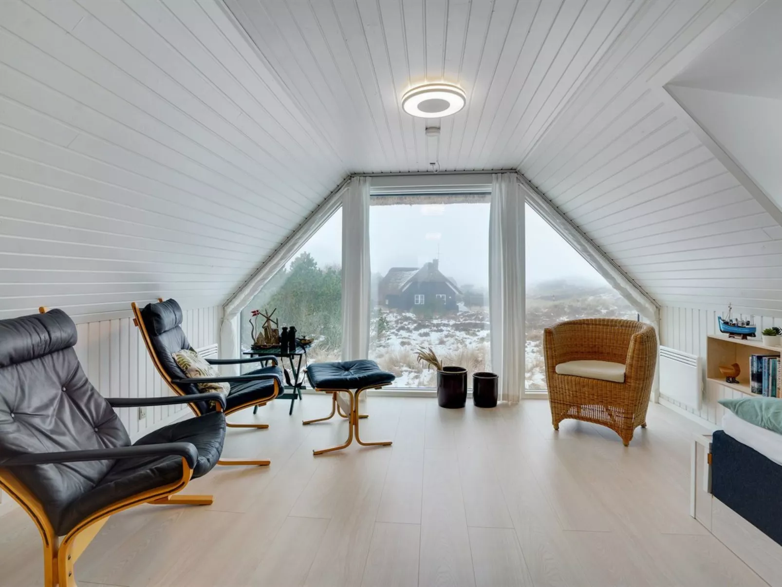 "Reiko" - 1.5km from the sea-Inside