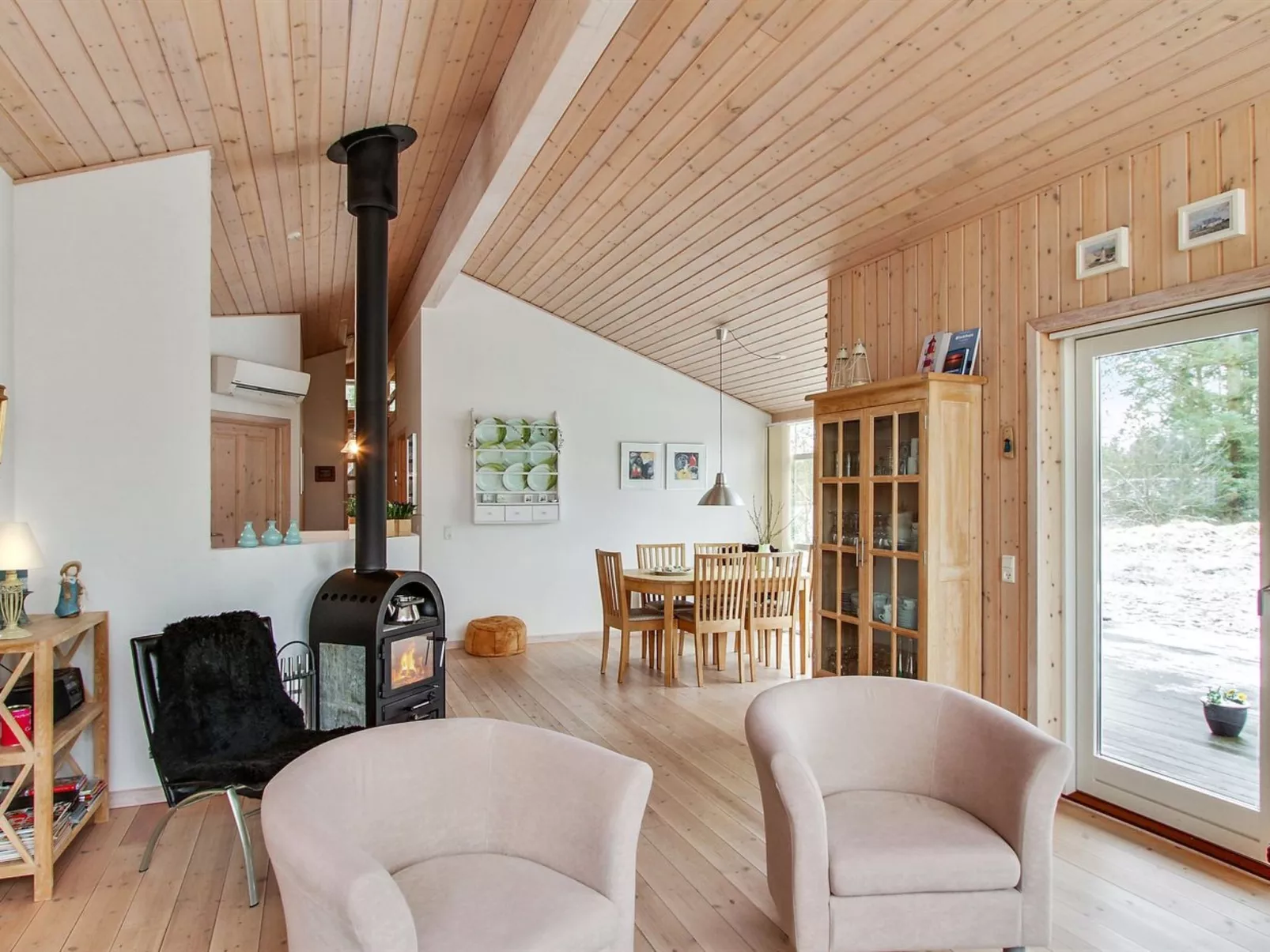 "Edger" - 2.3km from the sea-Inside