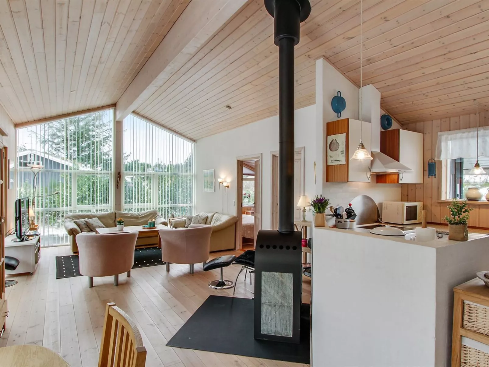 "Edger" - 2.3km from the sea-Inside