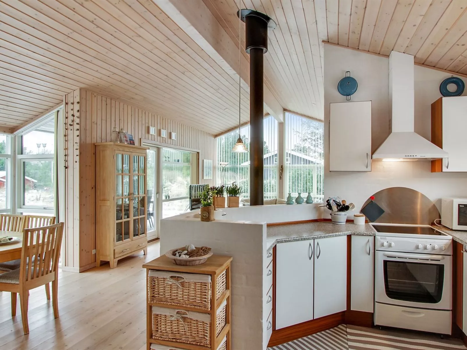 "Edger" - 2.3km from the sea-Inside
