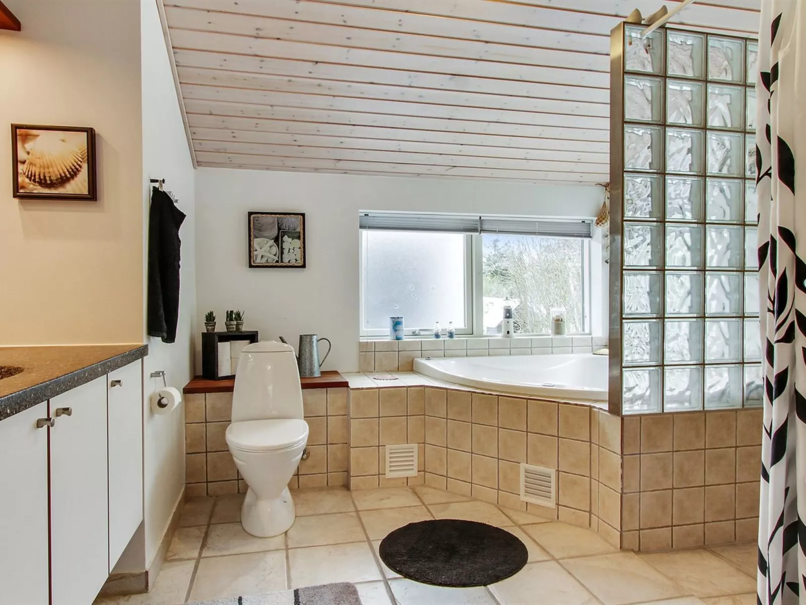 "Edger" - 2.3km from the sea-Inside