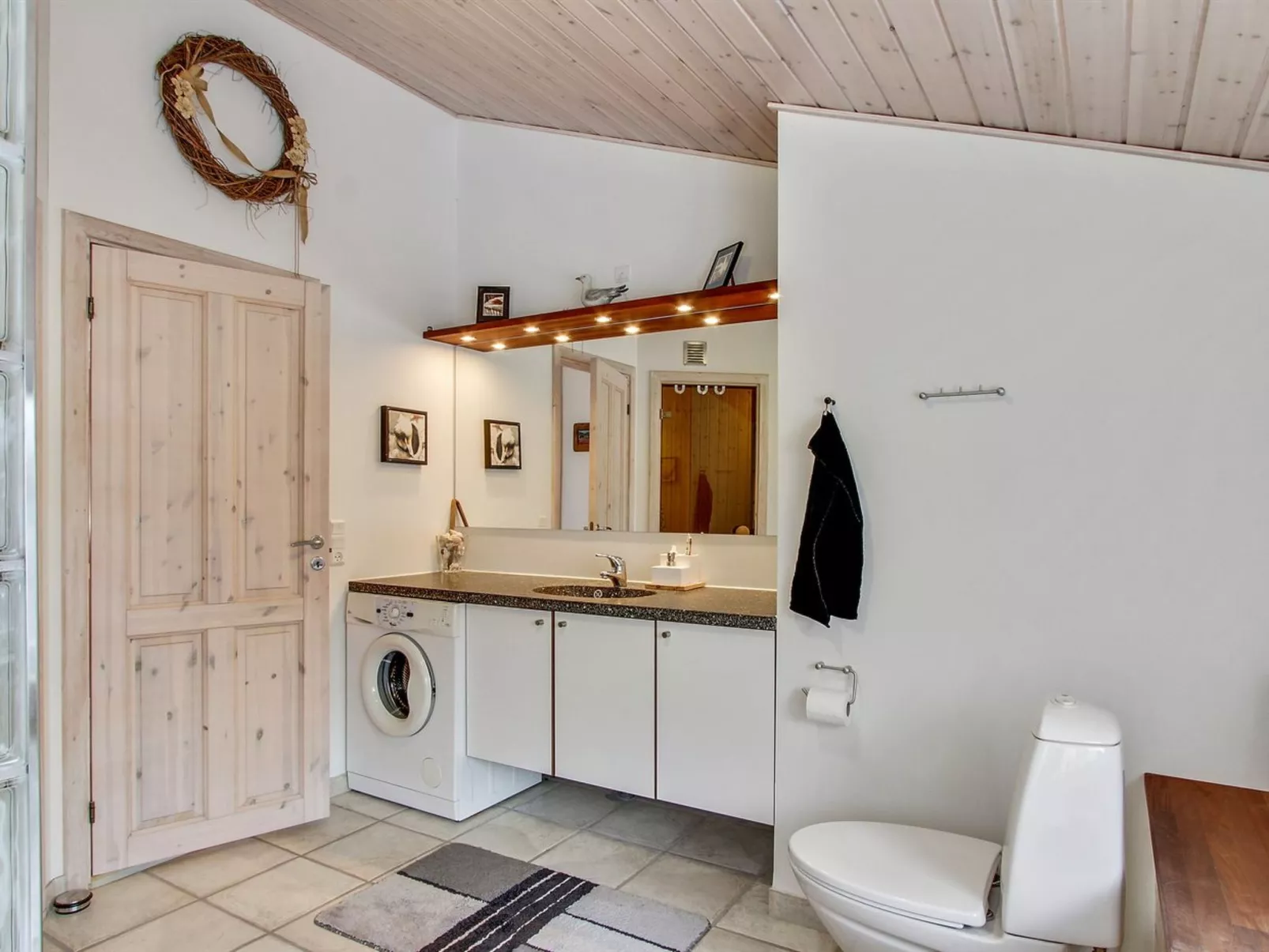 "Edger" - 2.3km from the sea-Inside