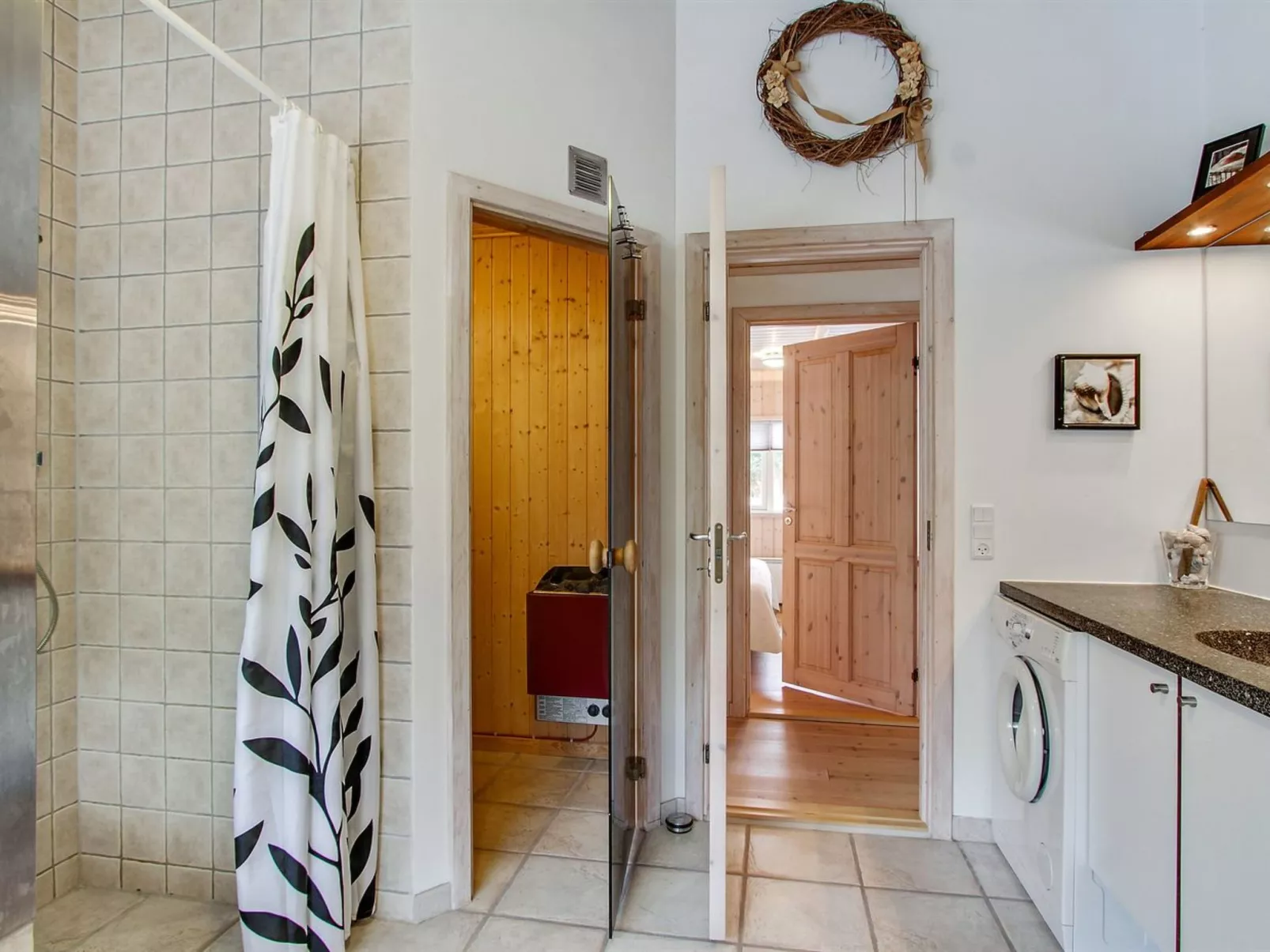 "Edger" - 2.3km from the sea-Inside