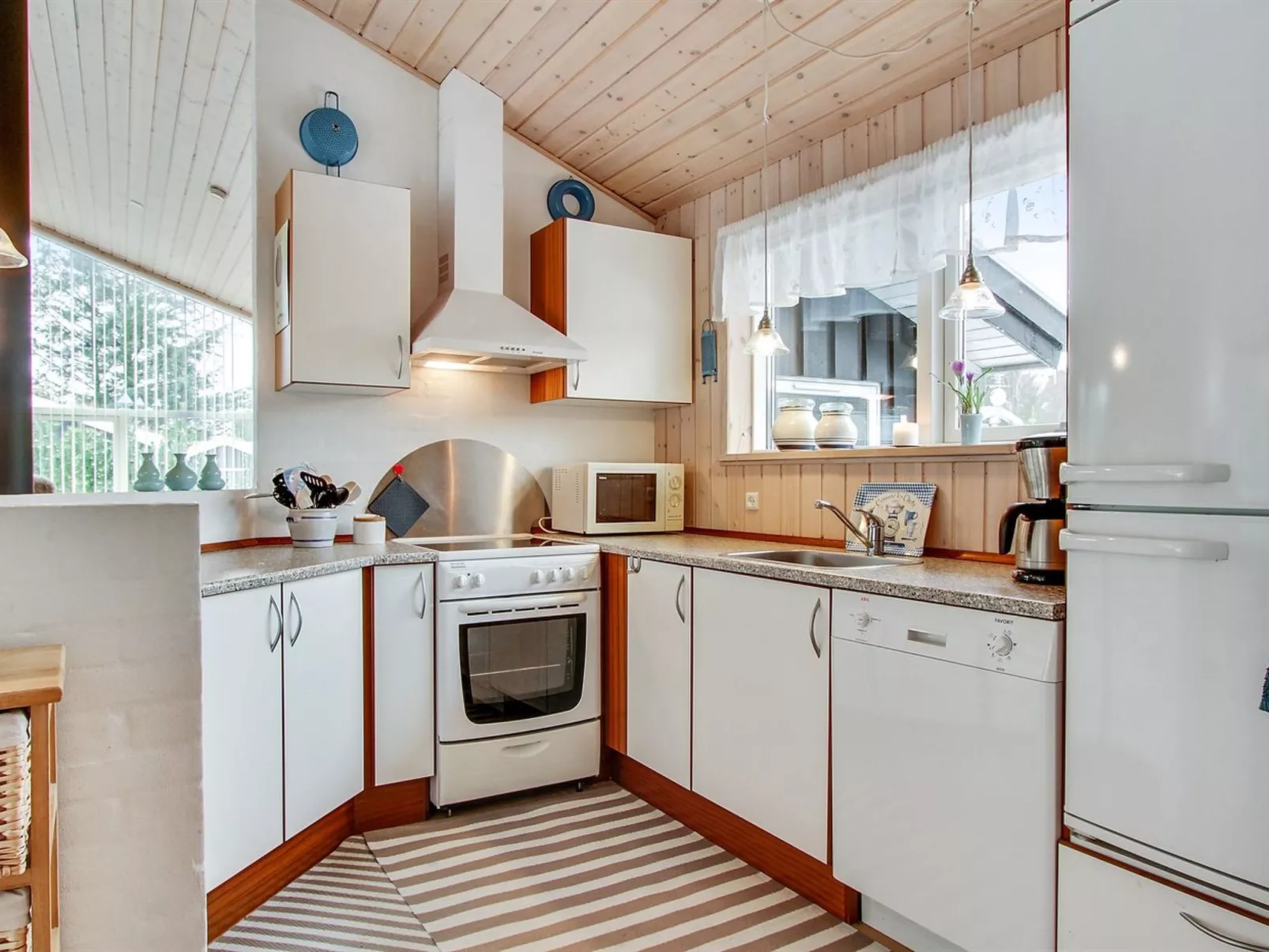 "Edger" - 2.3km from the sea-Inside