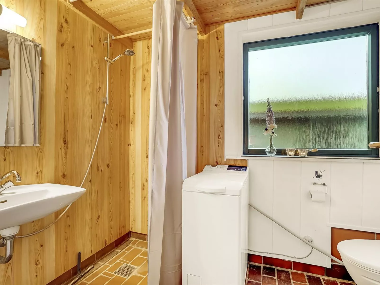 "Ehawee" - 350m from the sea-Inside