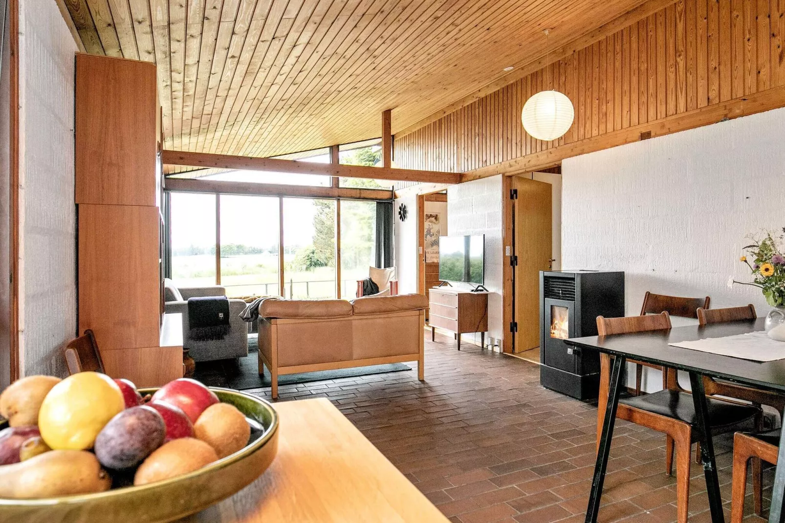 Tranquil Waterfront Retreat-By Traum-Indoor