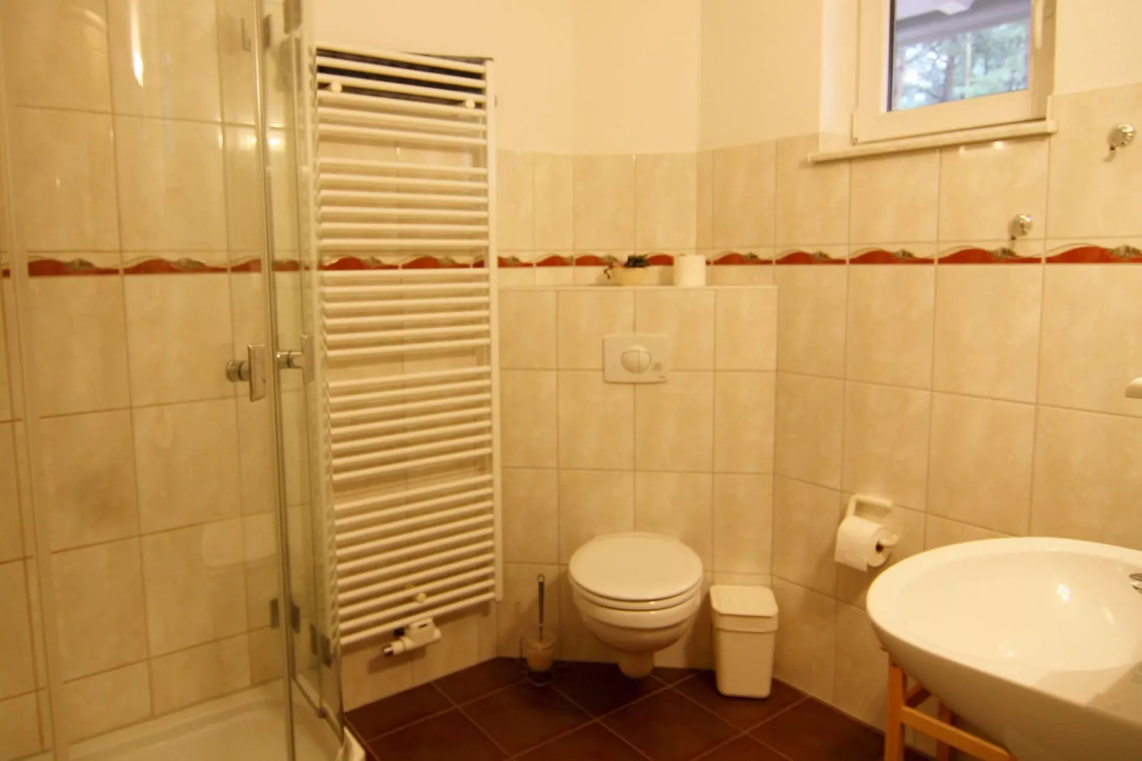 Im EG 50 qm / links-Bathroom