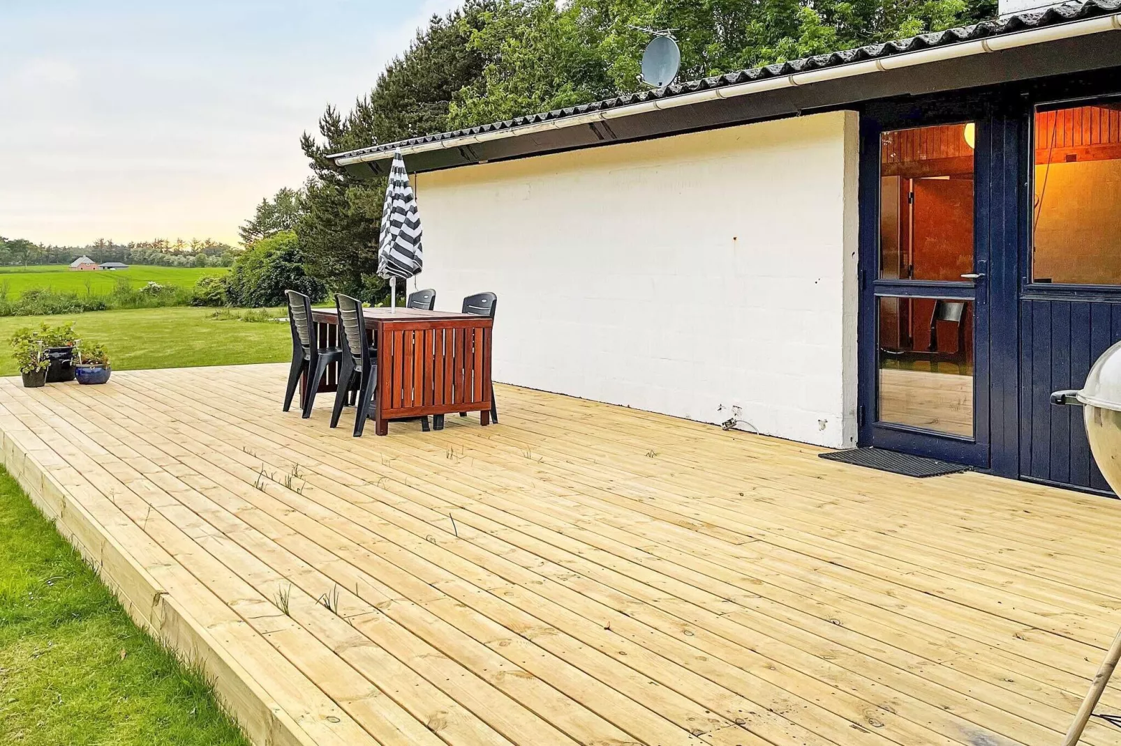 Tranquil Waterfront Retreat-By Traum-Outdoor