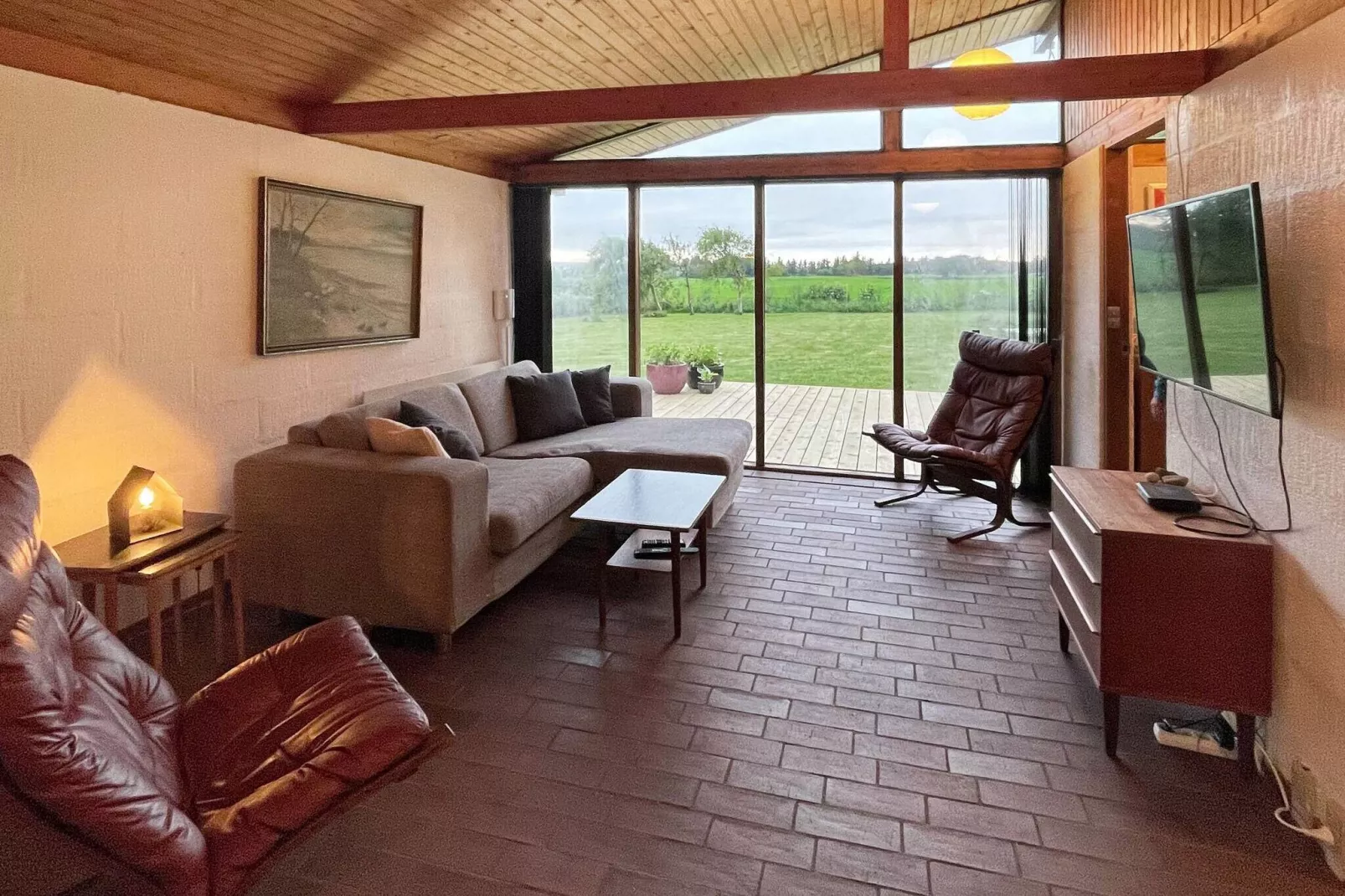 Tranquil Waterfront Retreat-By Traum-Indoor