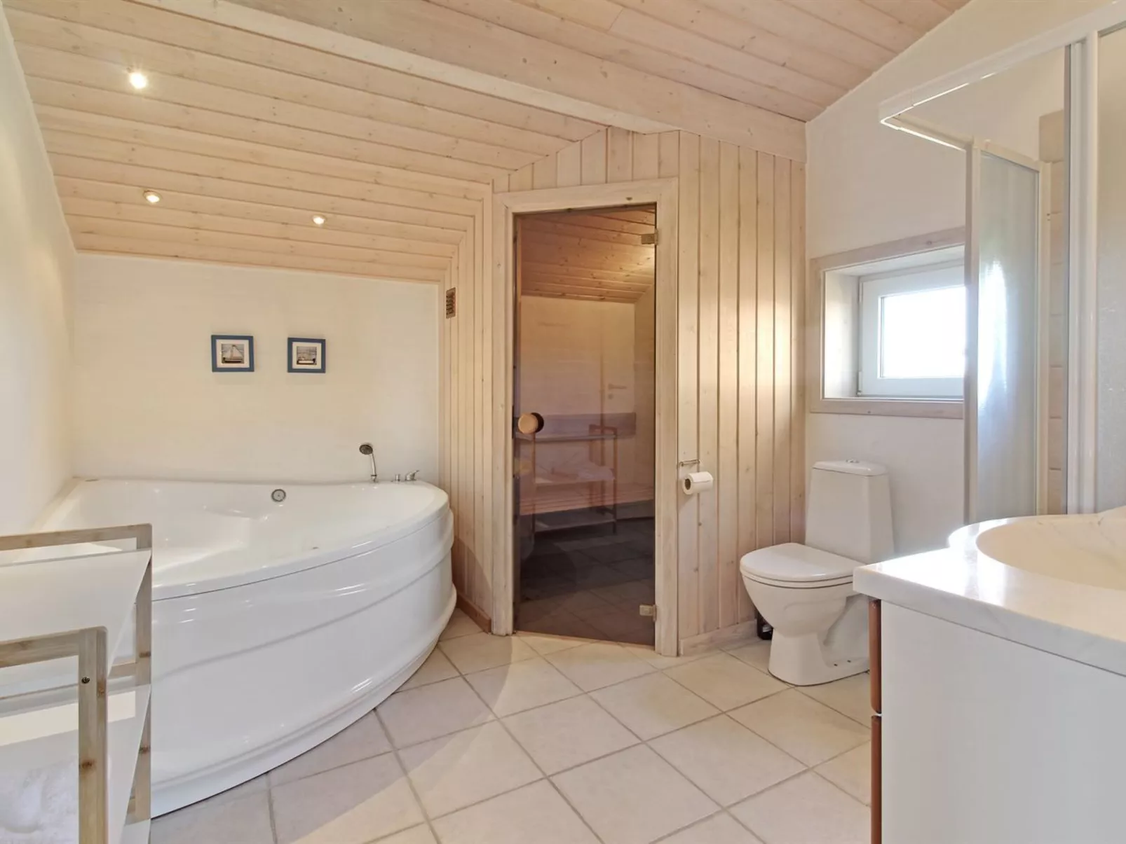 "Eyvin" - 100m from the sea-Inside