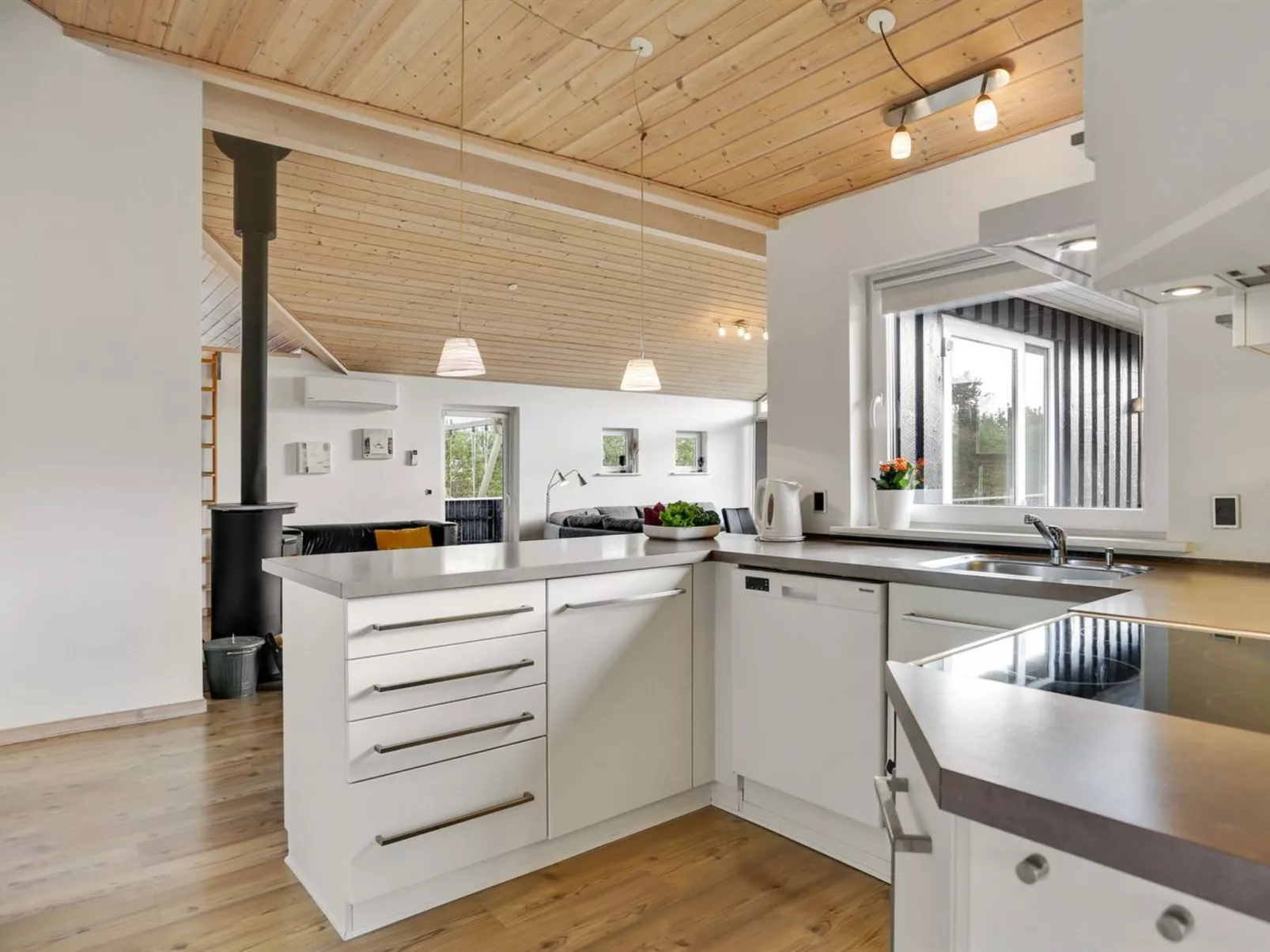 "Lirim" - 50m from the sea-Inside
