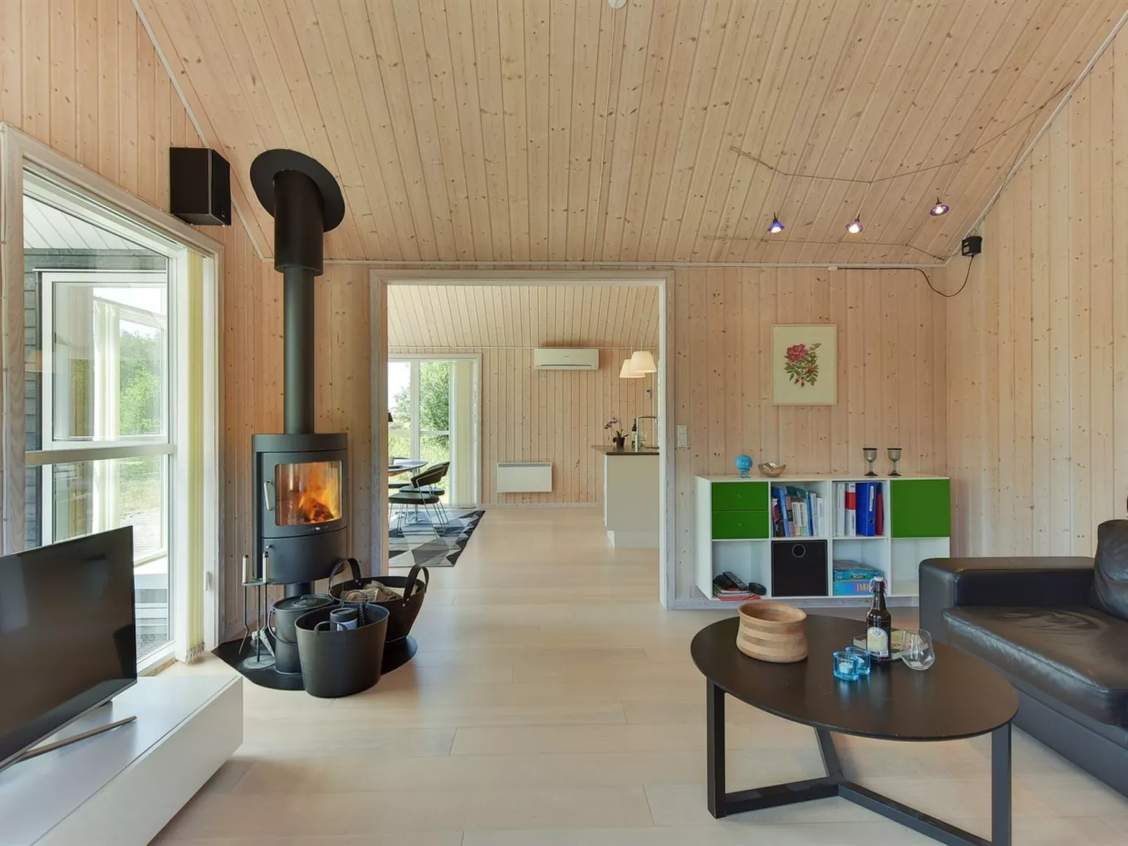"Erich" - 1.8km from the sea-Inside
