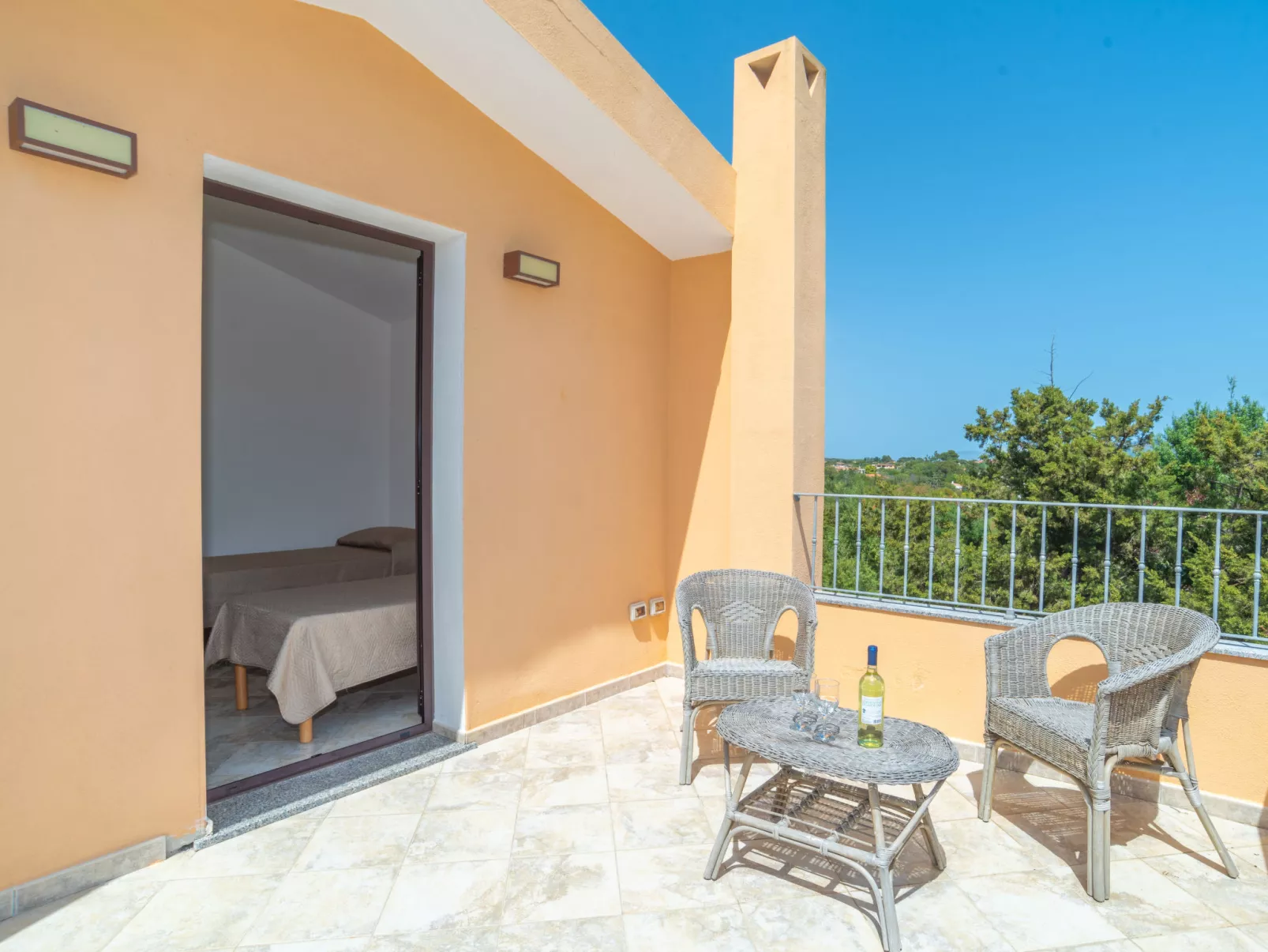 Pellicano-Outside