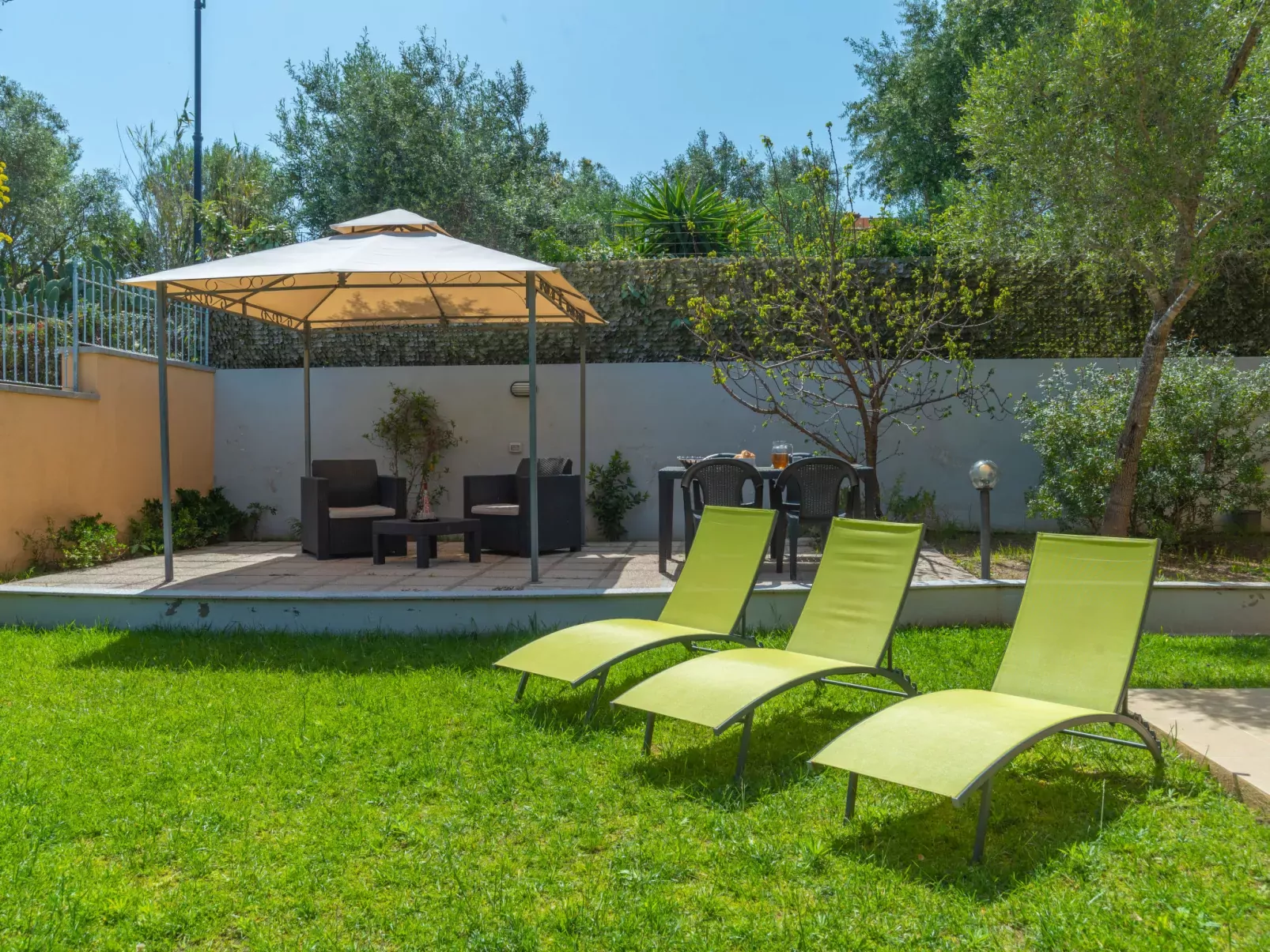 Pellicano-Outside