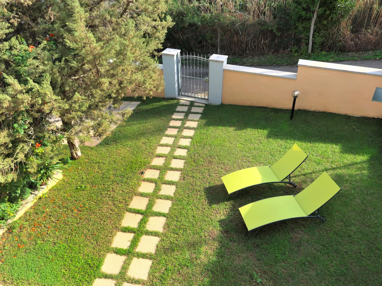 Pellicano-Outside